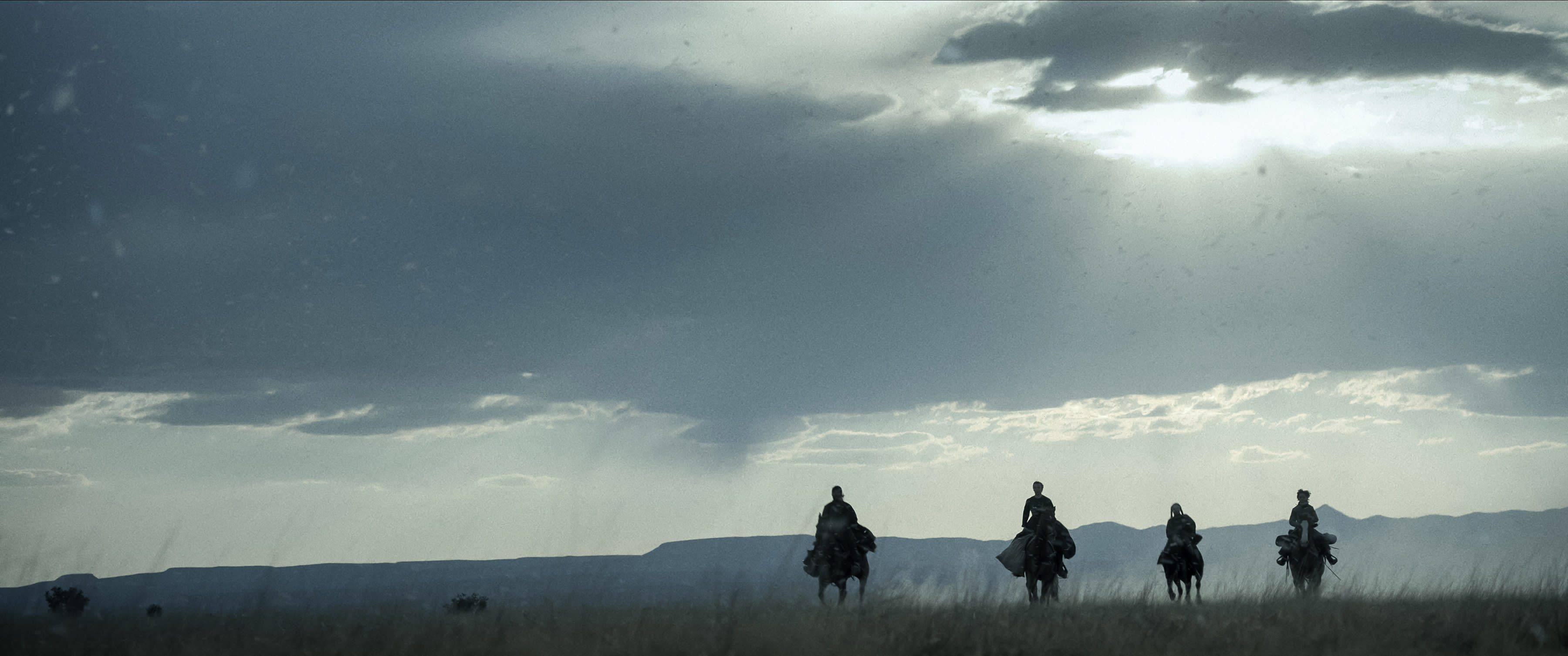 Jacques Jouffret blander storslagne landskapsbilder med voldelige nærbilder av forpinte mennesker. Effekten er sterk.