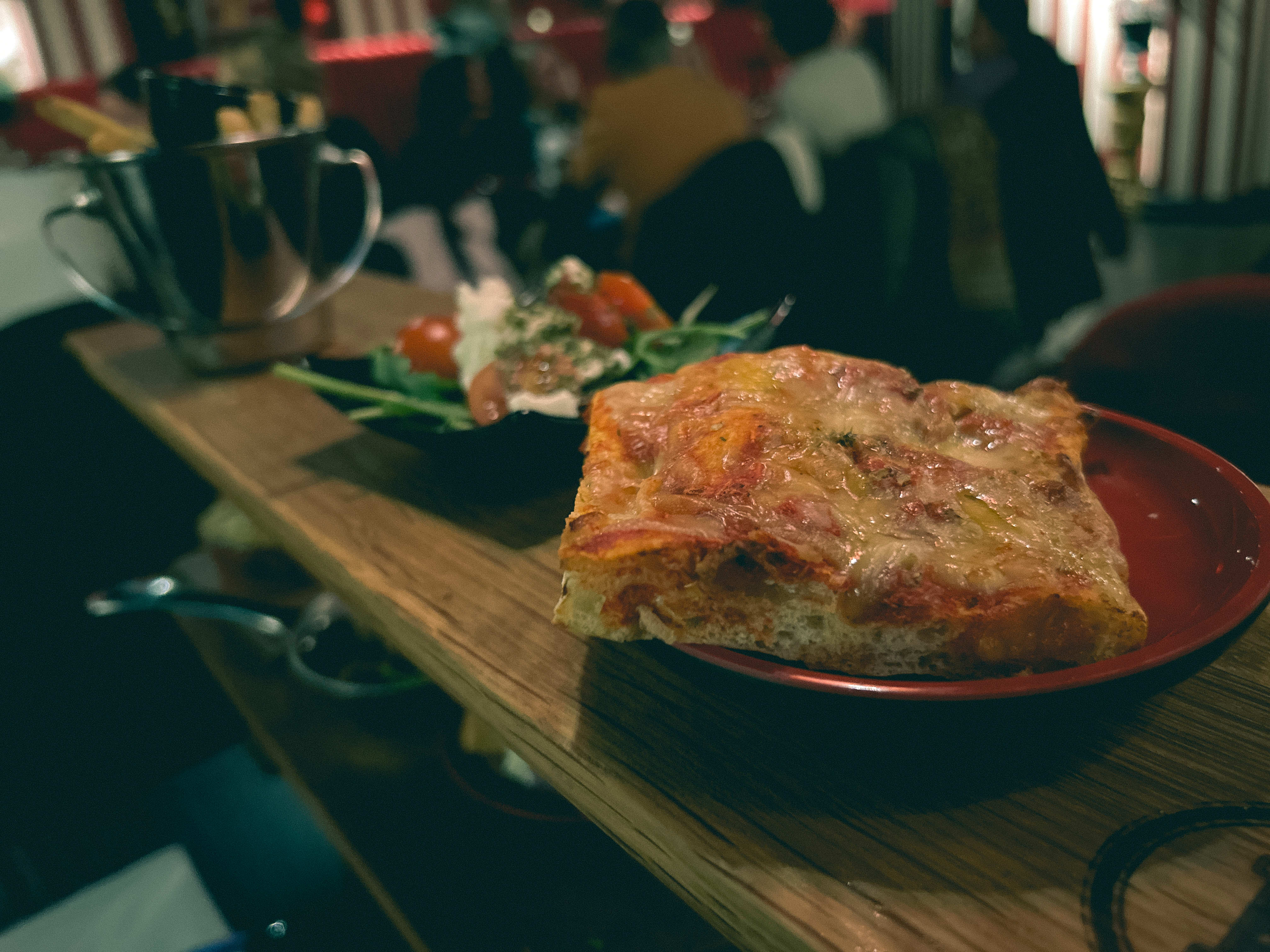 Pizzaen minnet veldig om en frossenpizza.