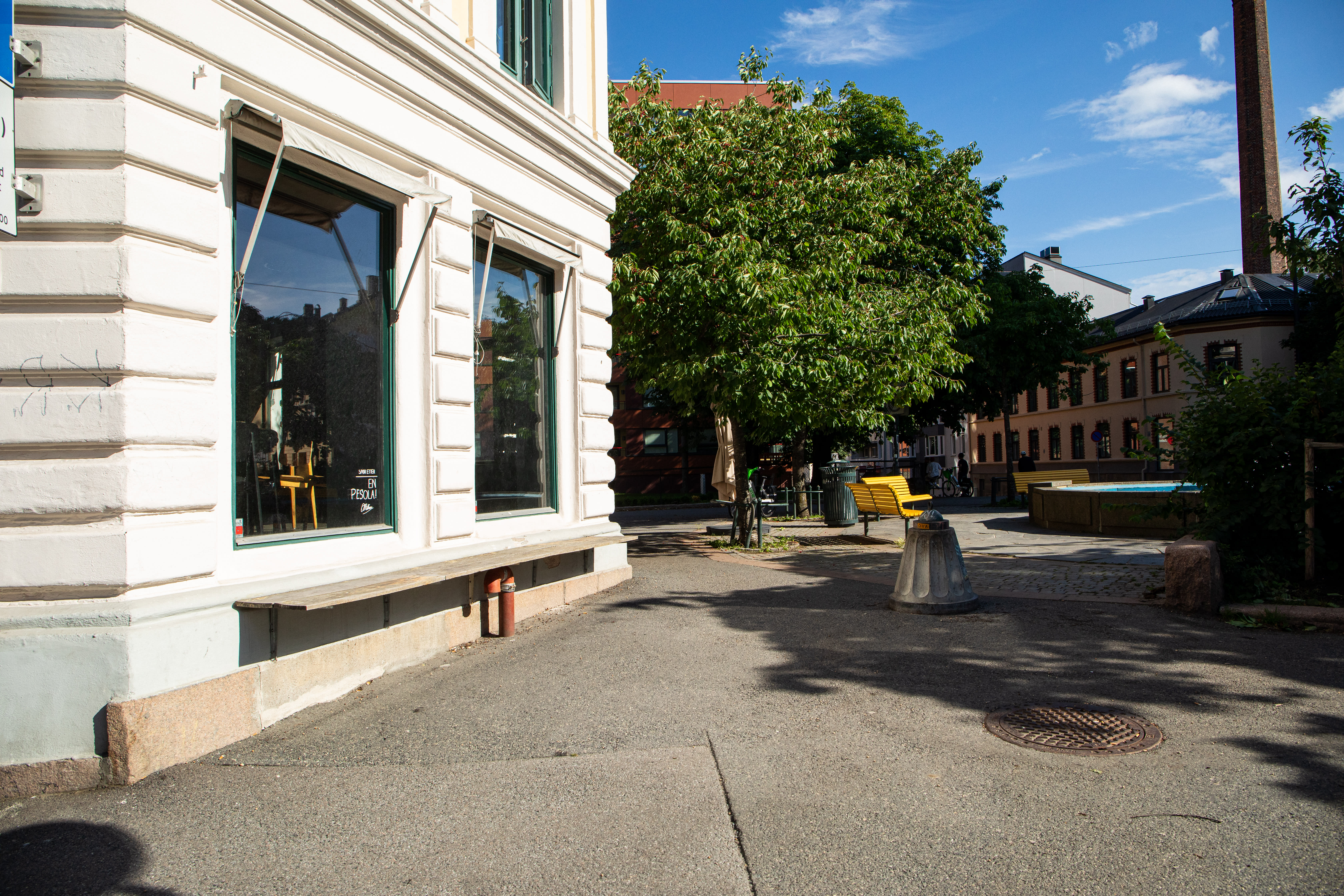 Det blir stor uteservering ved fontenen på Sørli plass. De jobber for å bli klare til åpning 1. september.