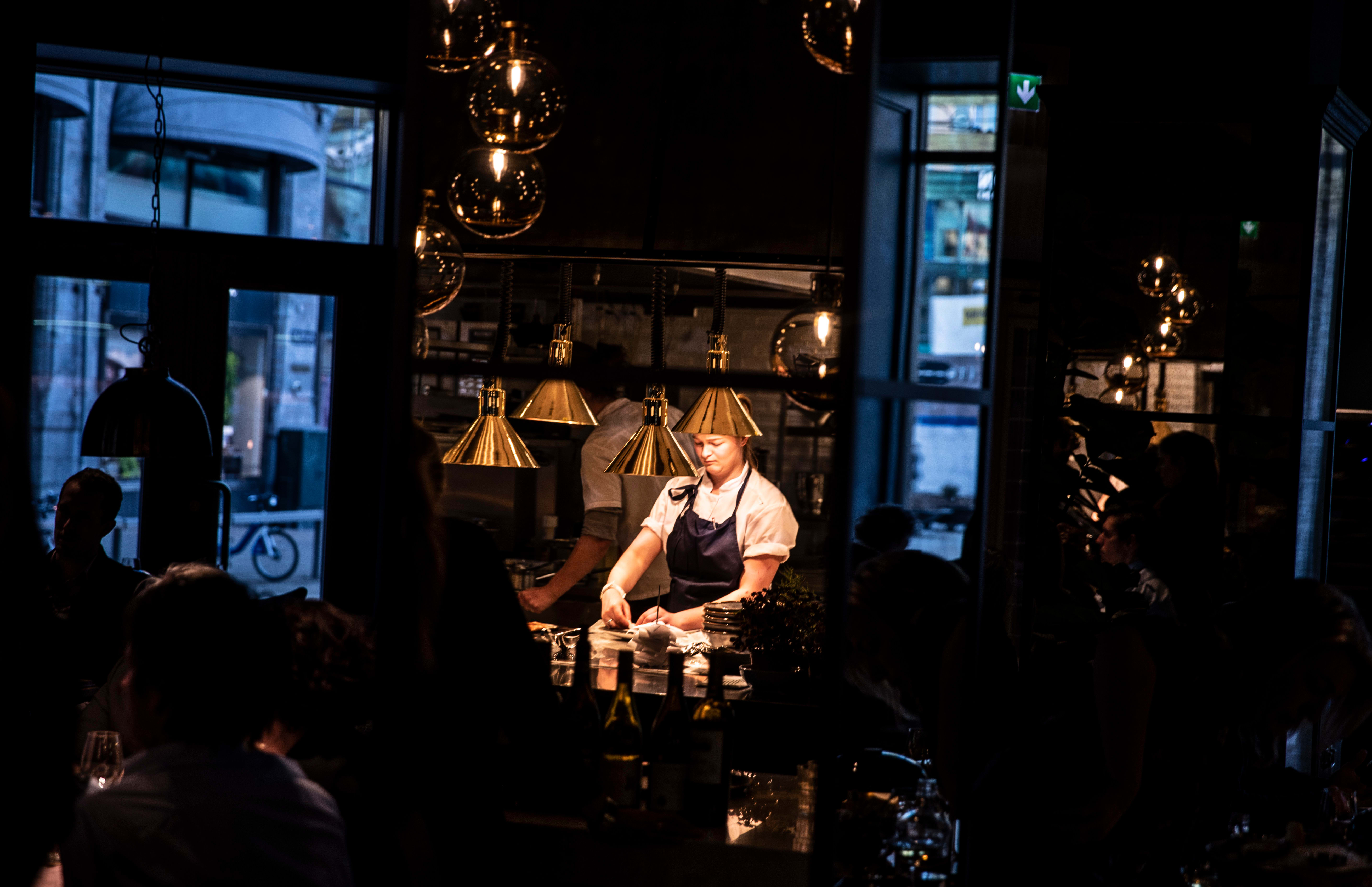 Kjøkkenet ligger midt i restauranten. 