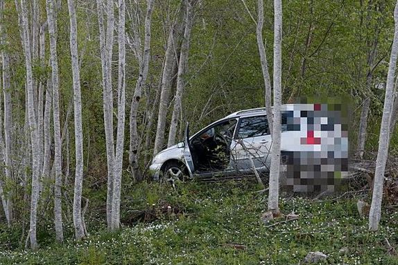 Bil trillet i trær i Trondheim – to barn satt i bilen 