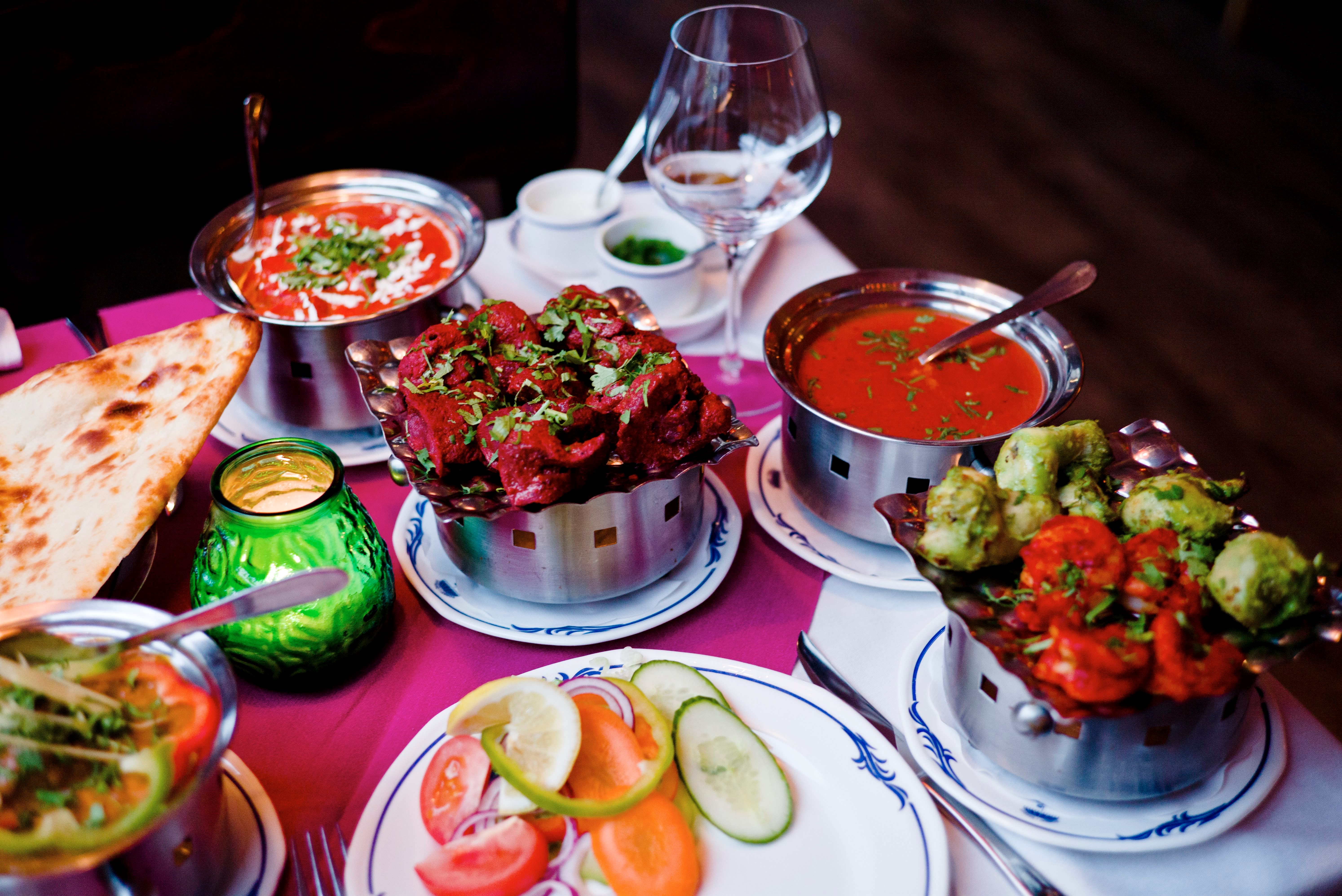 Fargerik og frodig mat i et ganske mørkt lokale.