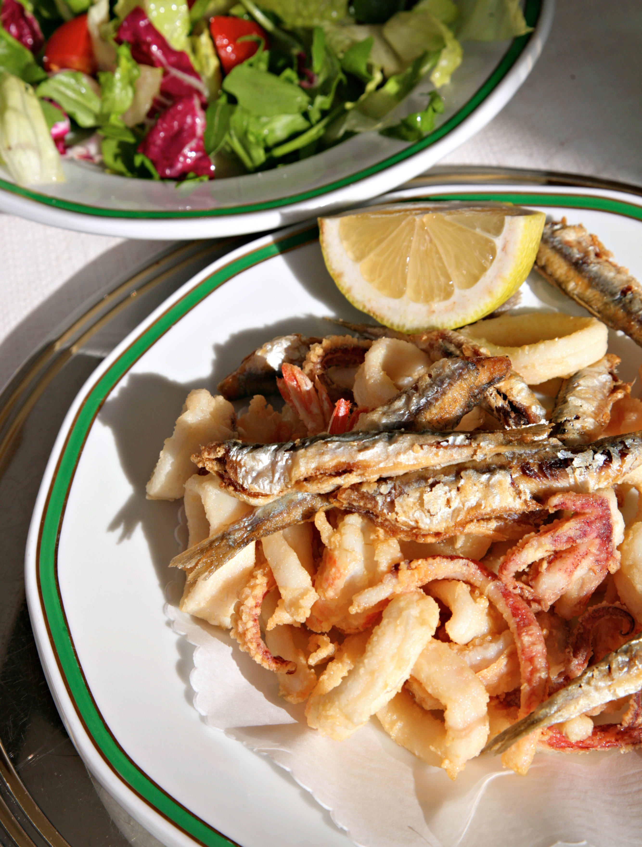 Fritto misto servert på en restaurant i Italia. 