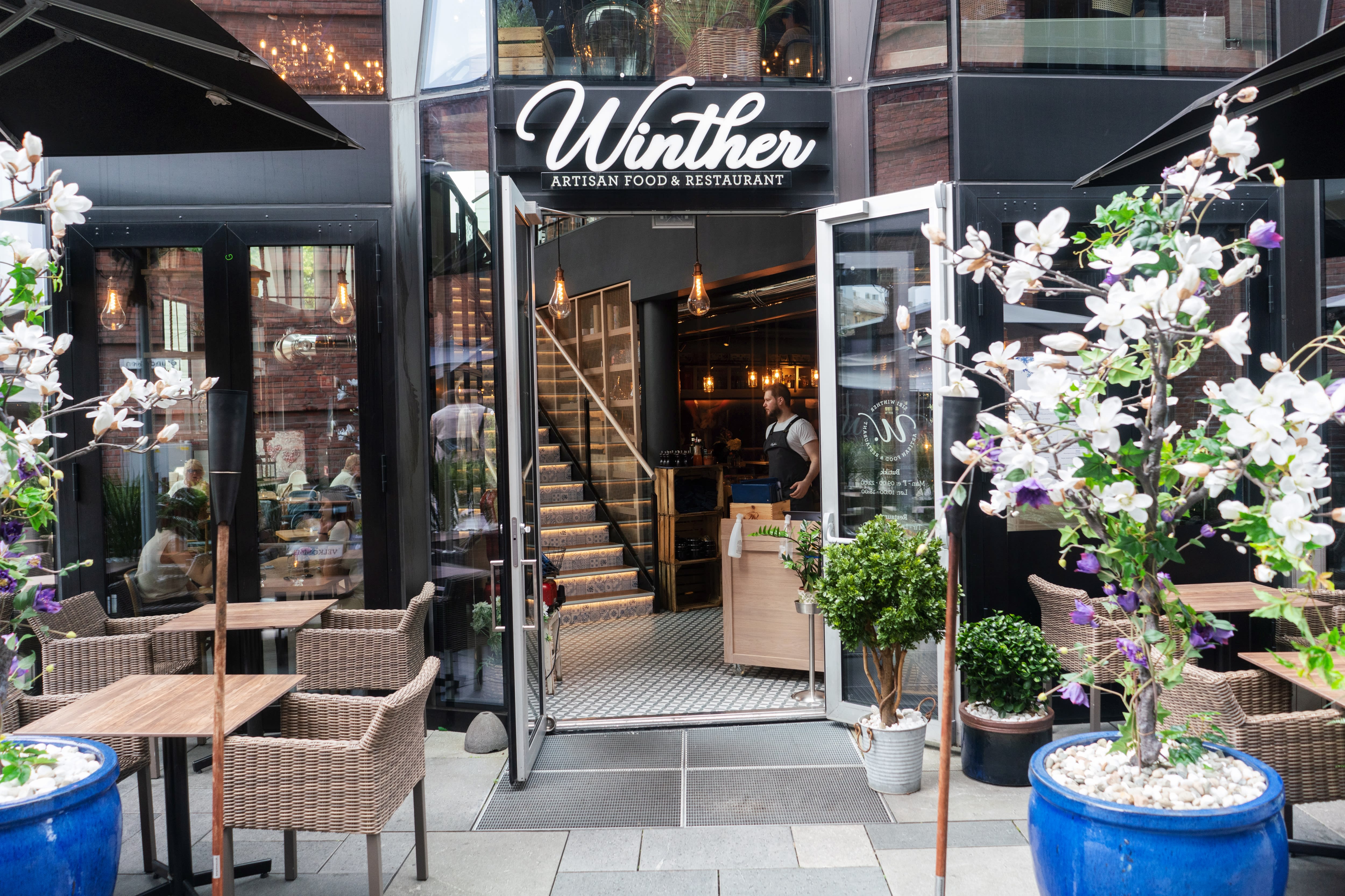 Winther har en liten, intim uteservering om sommeren.