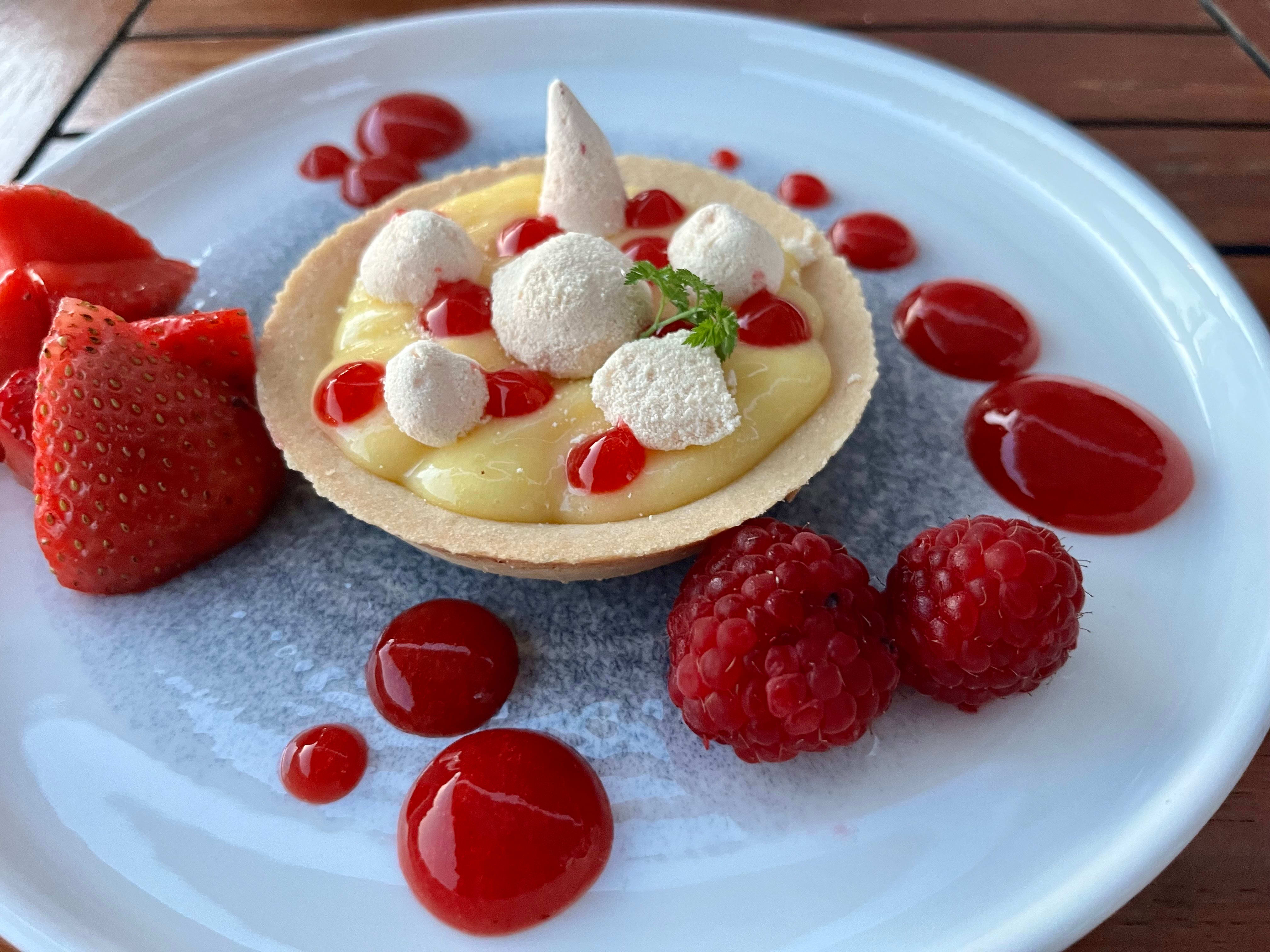 Sitronpaien har litt hard bunn, vi sliter med å dele den med skjeen, og kremen er litt tynn. Ellers god. 