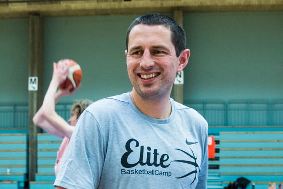 På tre år ble Jeff (32) kastet ut av Norge to ganger. Likevel returnerer amerikaneren hver sommer for å arrangere basketskole med NBA-profiler.