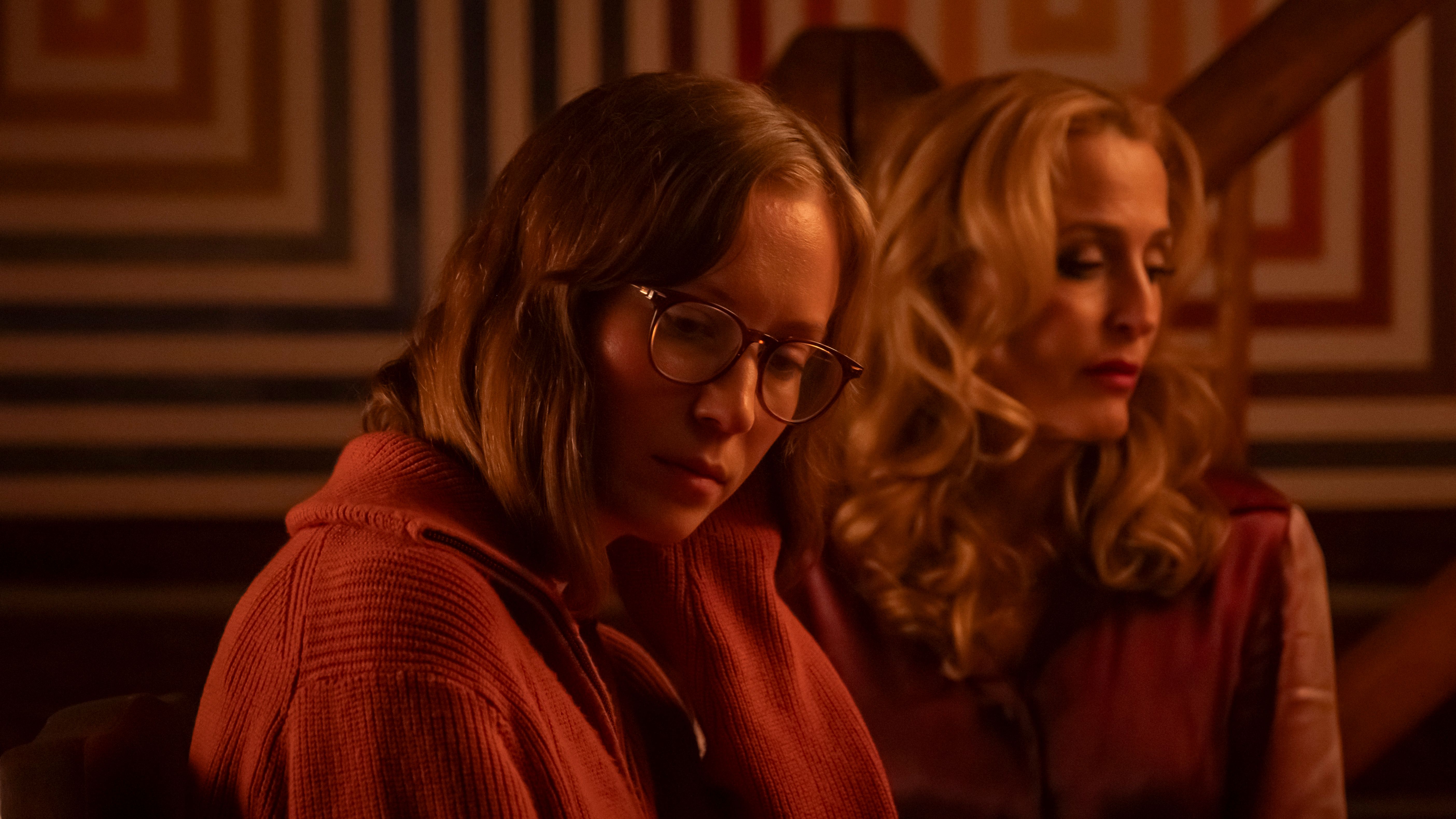 Gillian Anderson og Hannah Einbinder holder filmen sammen med en hypnotisk kjemi.