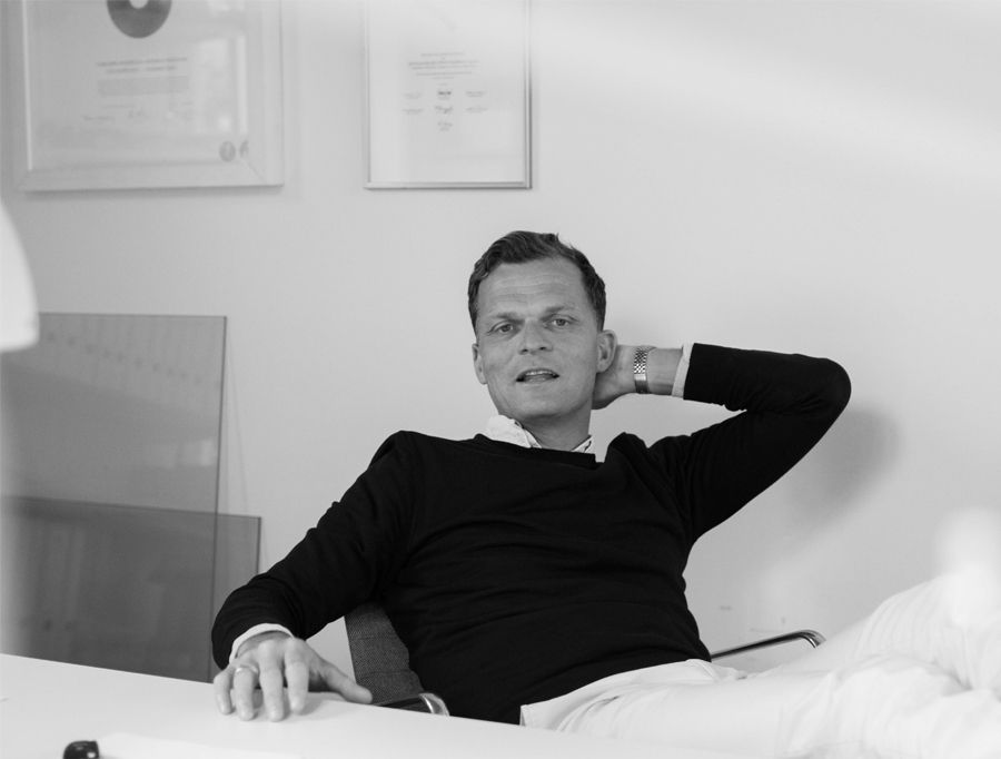 Designer Andreas Engesvik står bak Bollo-stolen.