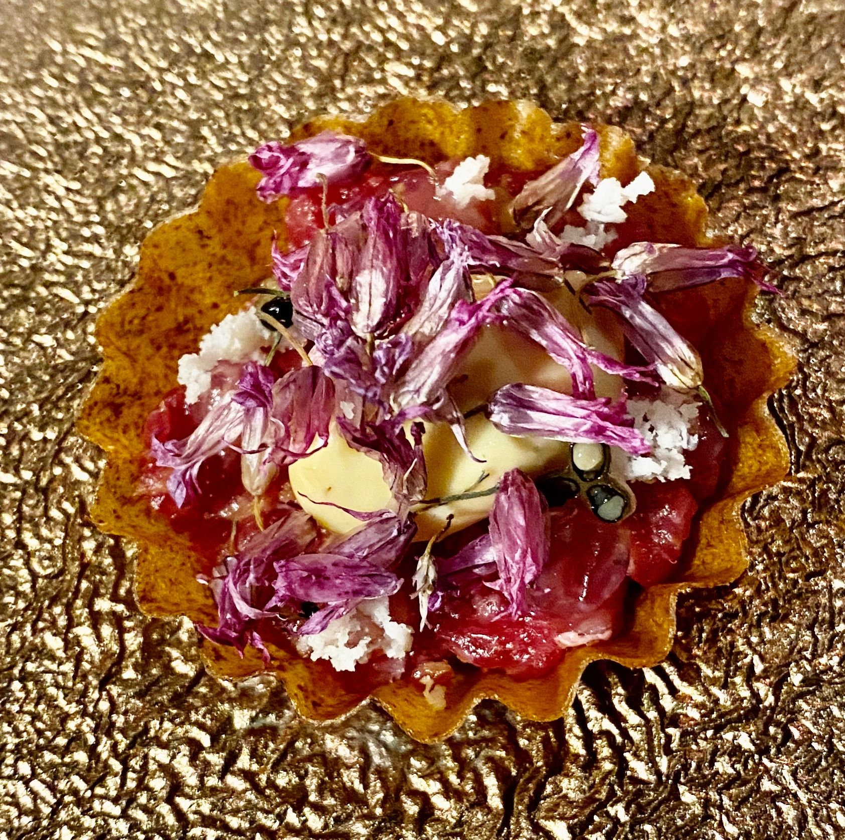 Tartar i terteskjell med blomster, kapers og pepperrot. 