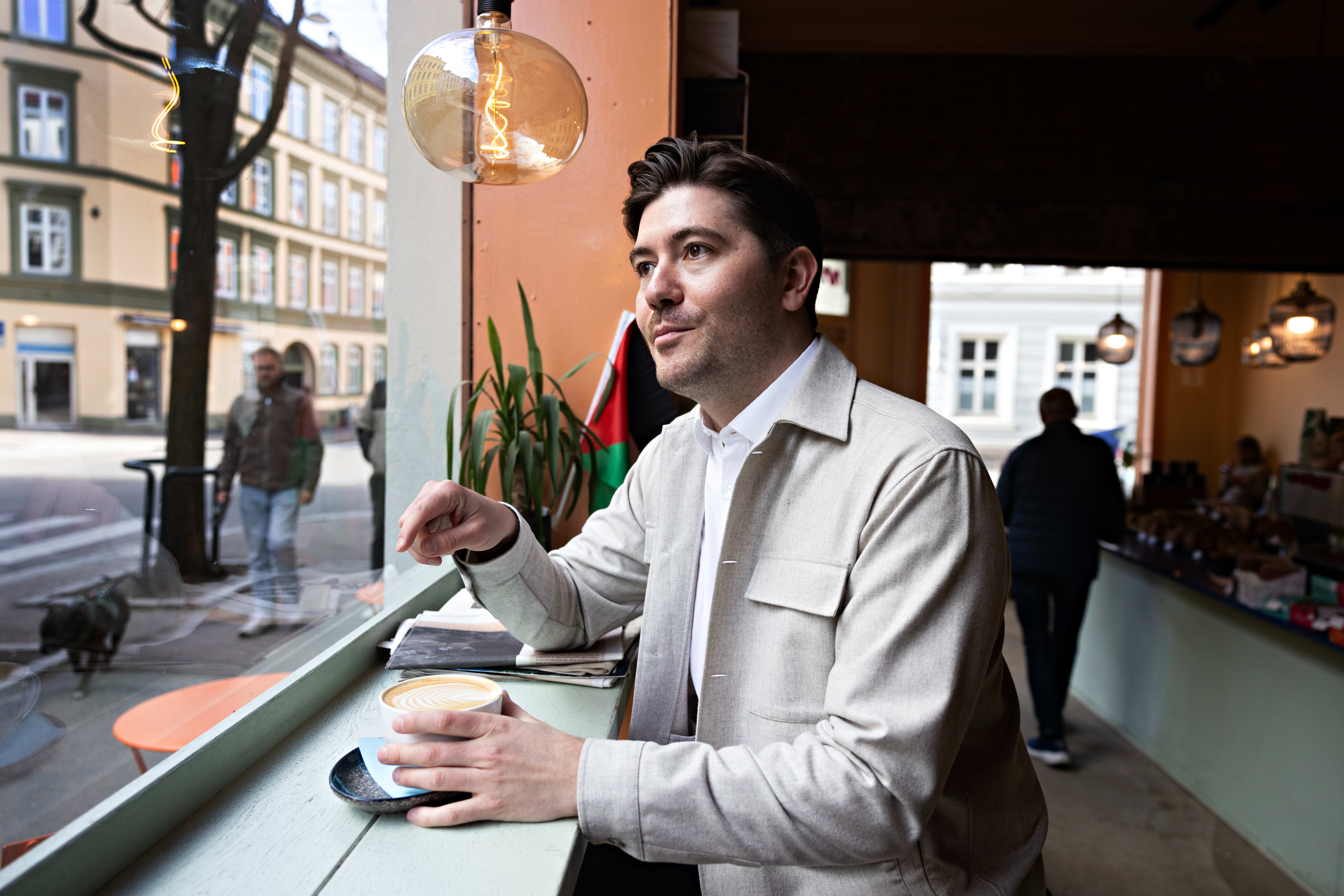 Under daten vurderte Almeland å tømme glasset med øl over seg. En god unnskyldning for å stikke?