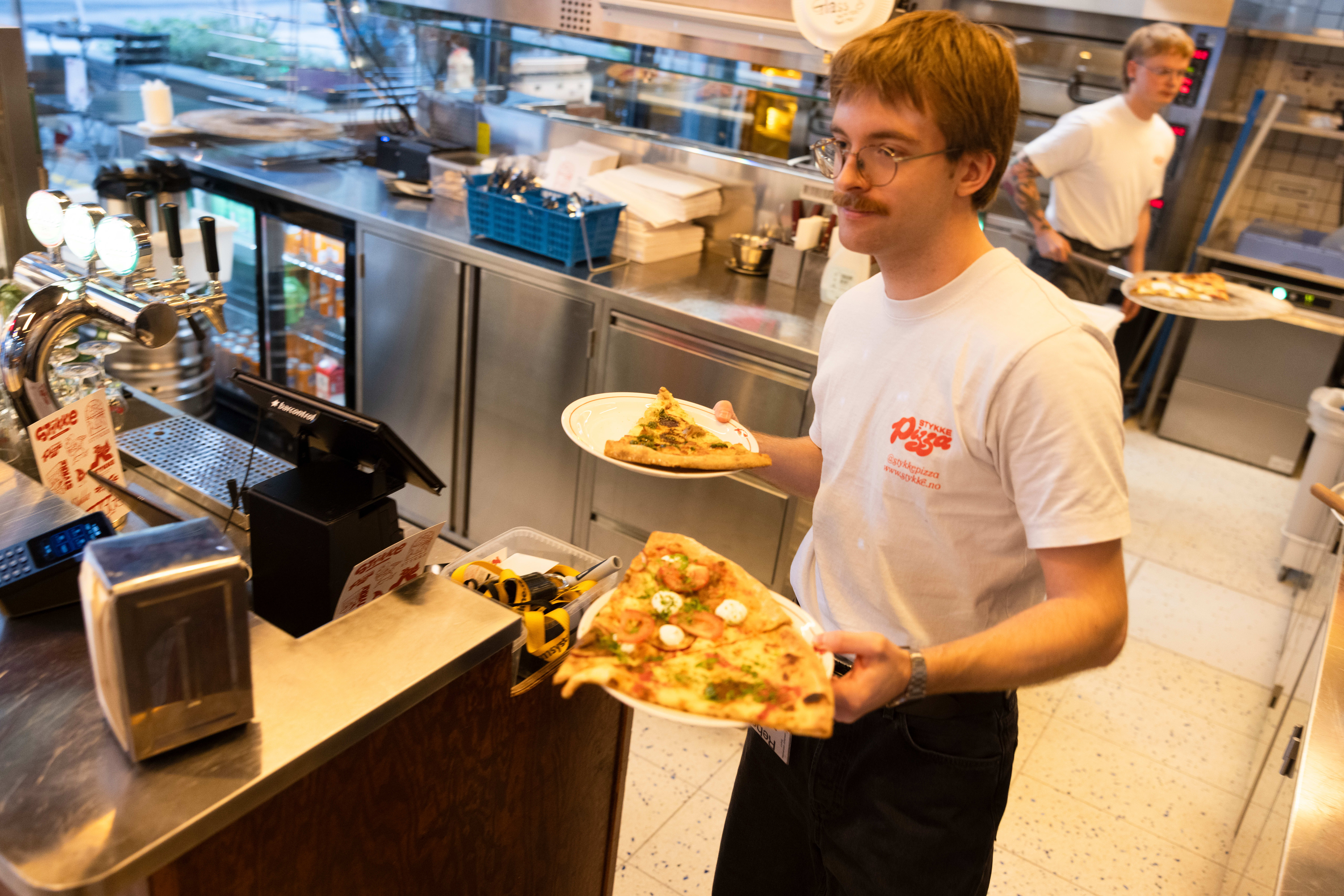 Kjøkkenet er nesten større enn resten av lokalet.