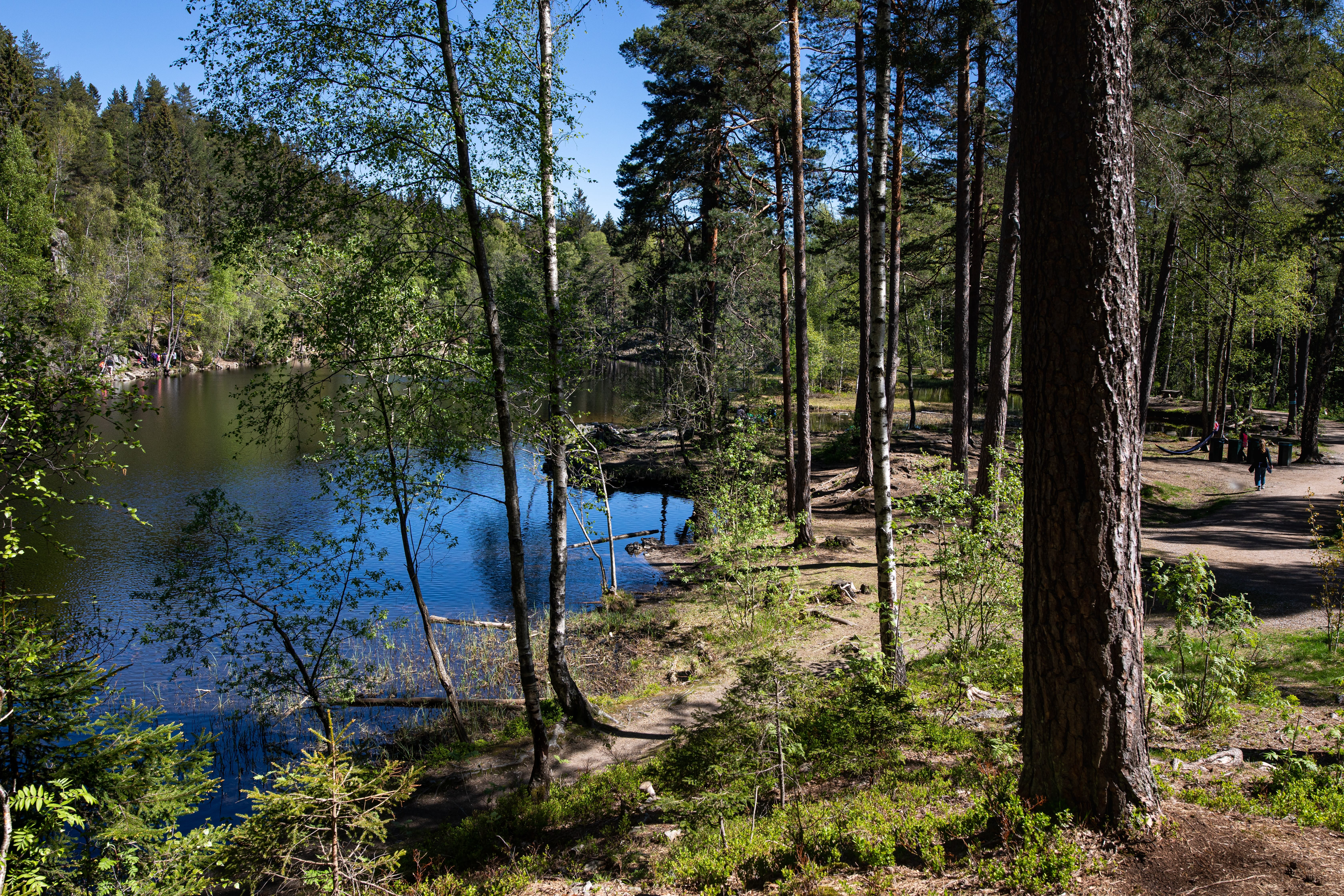 Båntjern het tidligere «Barnetjern». Årsaken er at et sagn forteller at vannet var et sted der ugifte kvinner druknet sine udøpte barn.