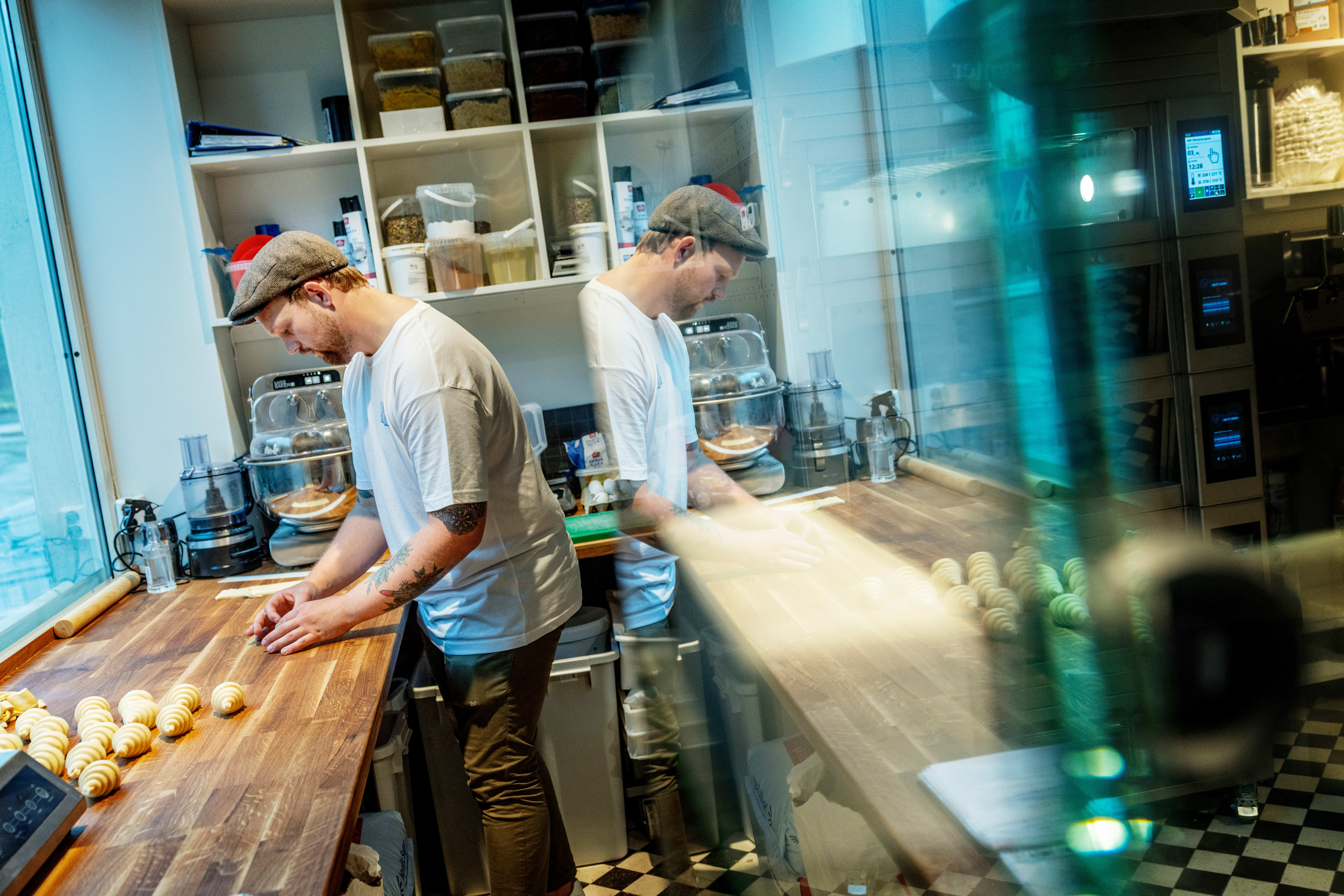 Bakebenken blir synlig for publikum, så her kan alle se bakerisjefen i action.