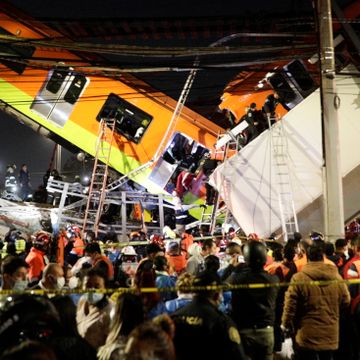 23 personer skal være døde etter at T-banebro kollapset