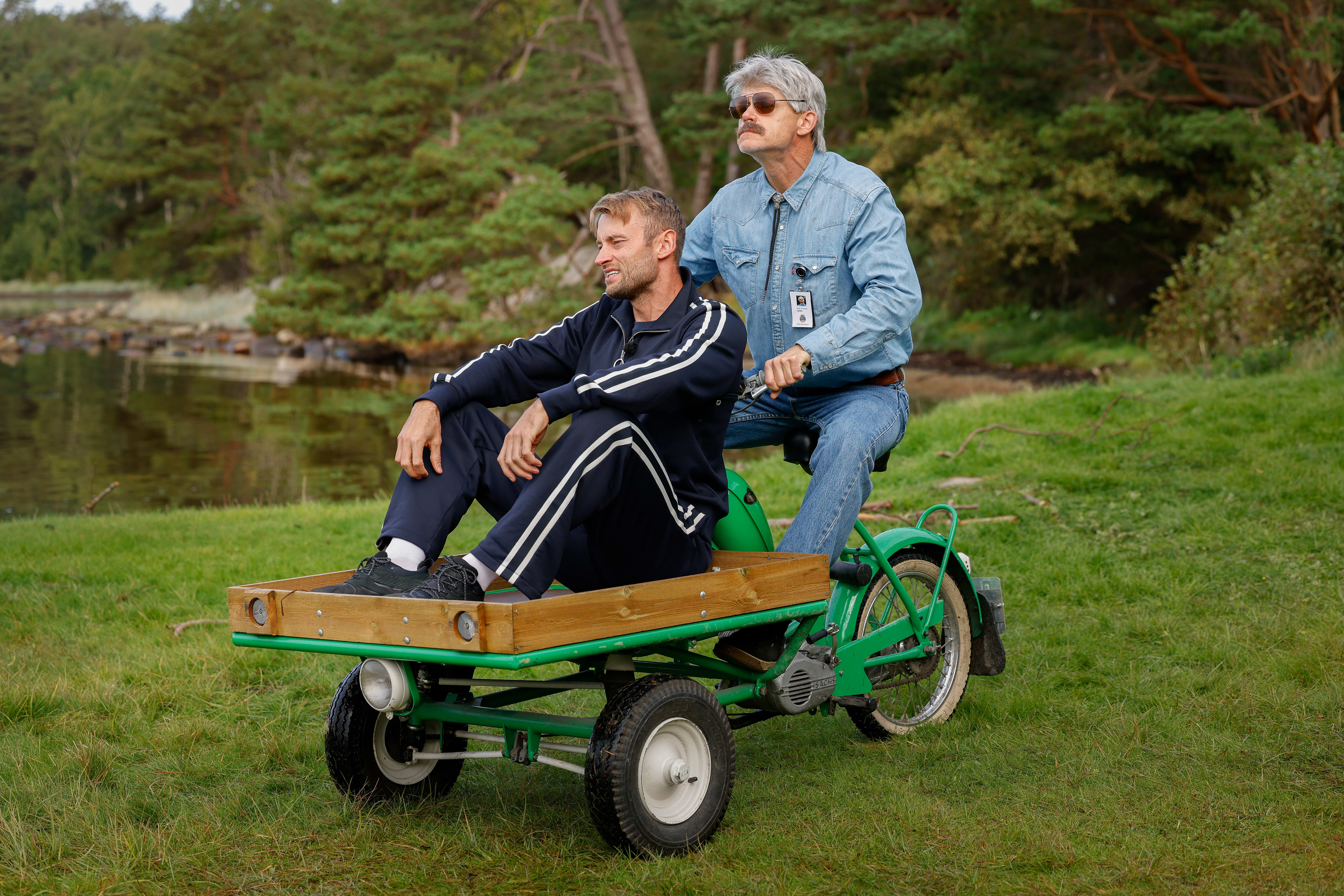 Petter Northug og Harald Eia (som Oslolosen) er programledere i «Vinnerschkalle» på TV 2. Det vil si, Northug er mest med som maskot.