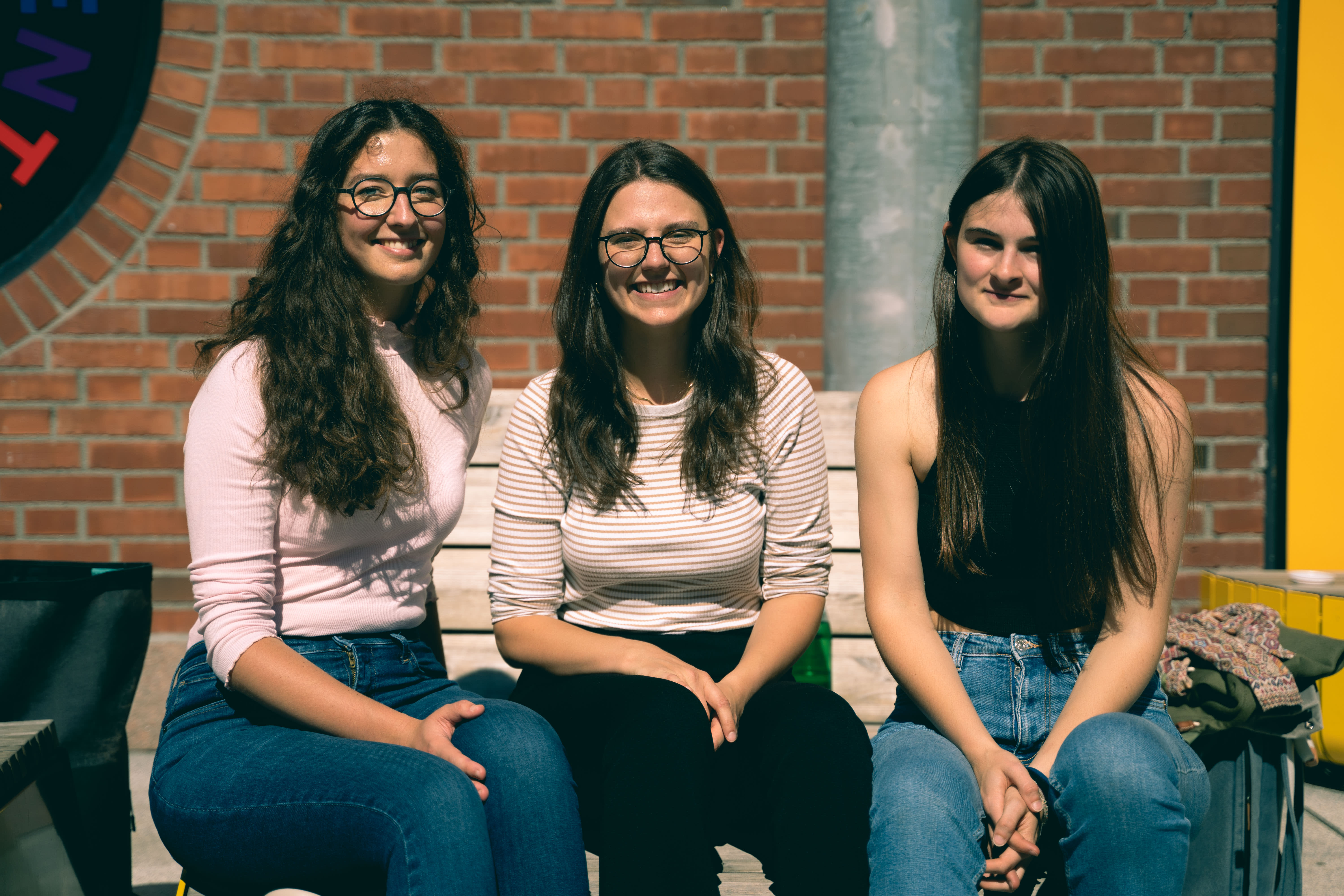 Kaya Dick, Lena Büning og Garazi Izagirre er relativt enige i at emojien bør holdes unna kolleger. I hvert fall hvis du ikke er ute etter noe snusk. 