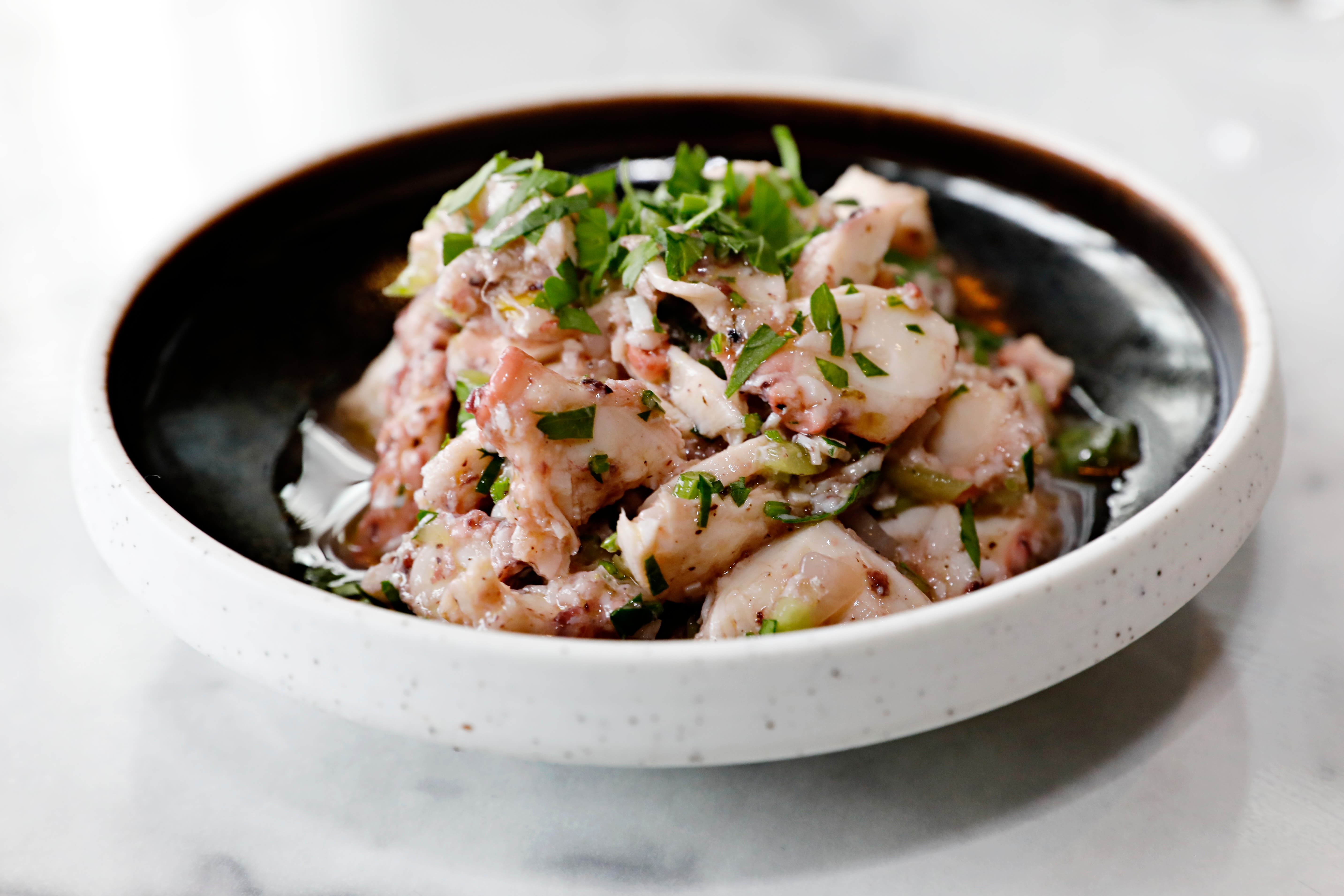 Kveldens absolutte høydepunkt: kald blekksprutsalat med stangselleri og vinaigrette. 
