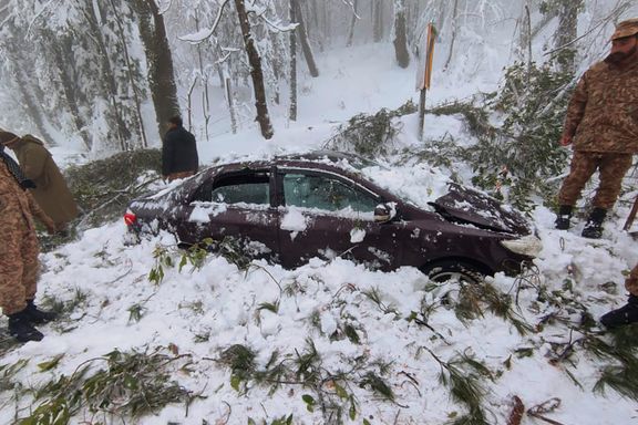 En meter snø overrasket bilister i Pakistan. 22 funnet døde.