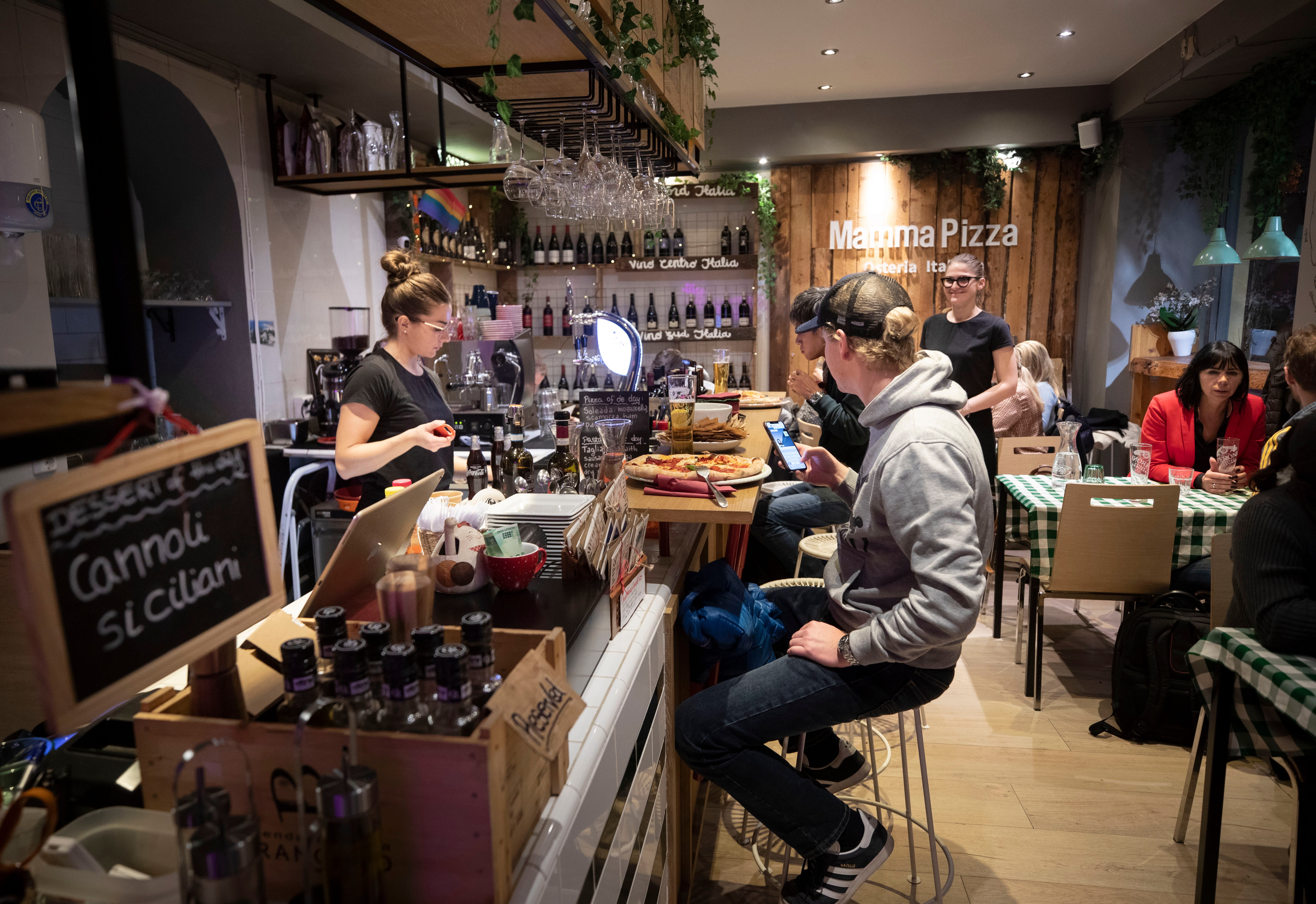 Du kan spise, drikke og betale i baren. Husk bare bordnummeret når du skal gjøre opp.