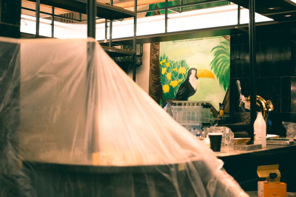 Tiki Tukan er lett å få øye på med sitt fargesterke maleri ved baren. 