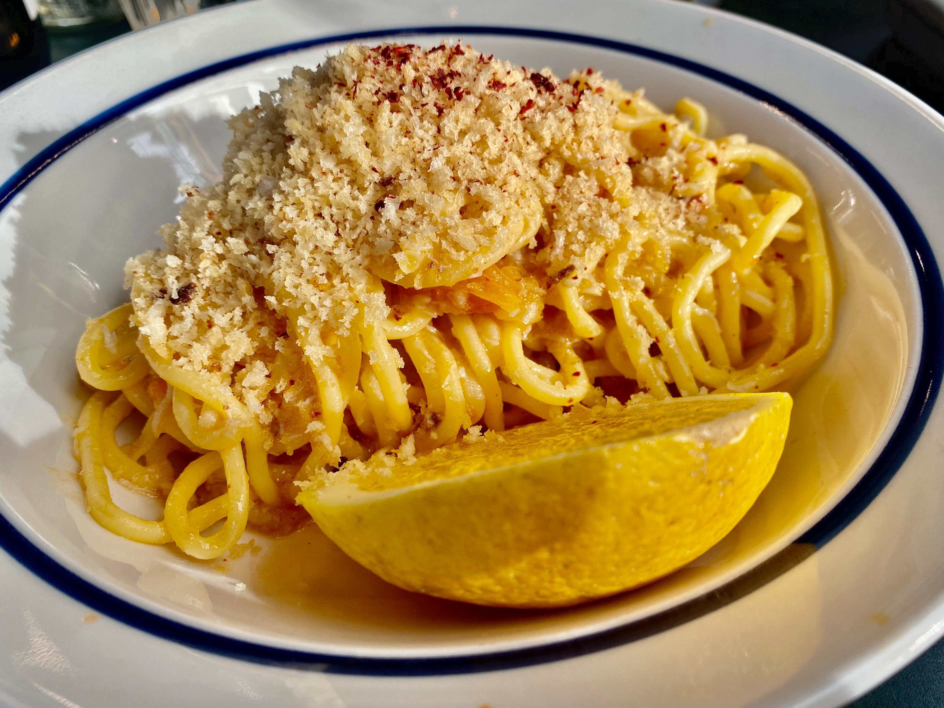 God og mettende pastarett med krabbe. 