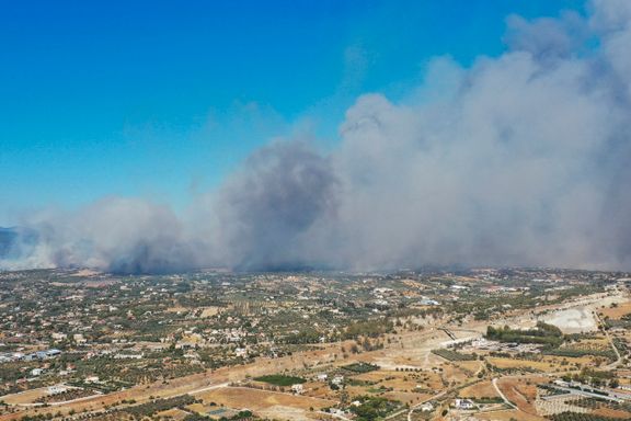 Skogbrann i Hellas – flere feriesteder langs kysten blir evakuert