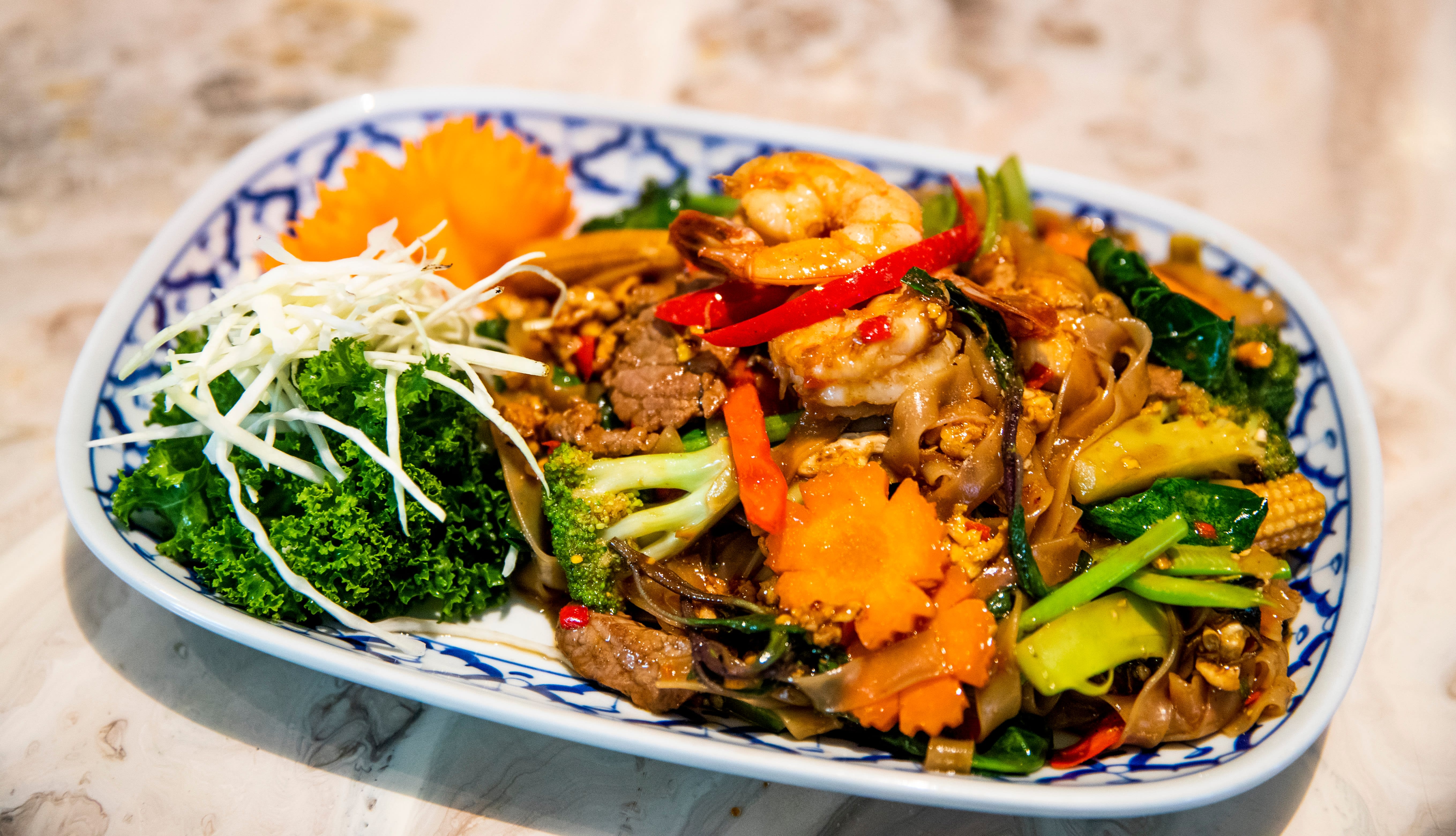 Nudler de luxe med kylling, biff, svin og skalldyr gir bra valuta for pengene.