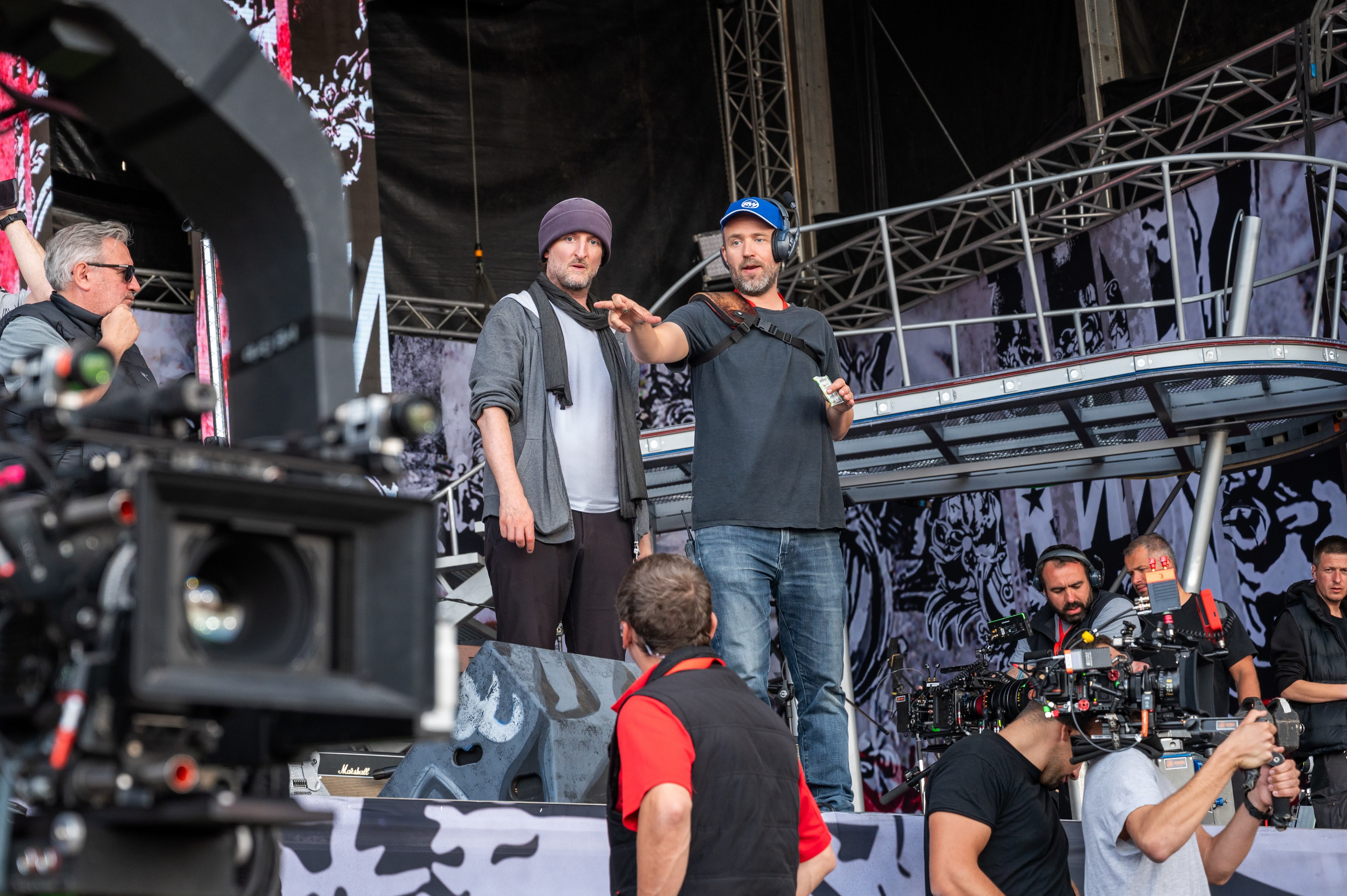 Foto fra innspillingen med regissør Michael Gracey (t.v.) og fotograf Erik Wilson.