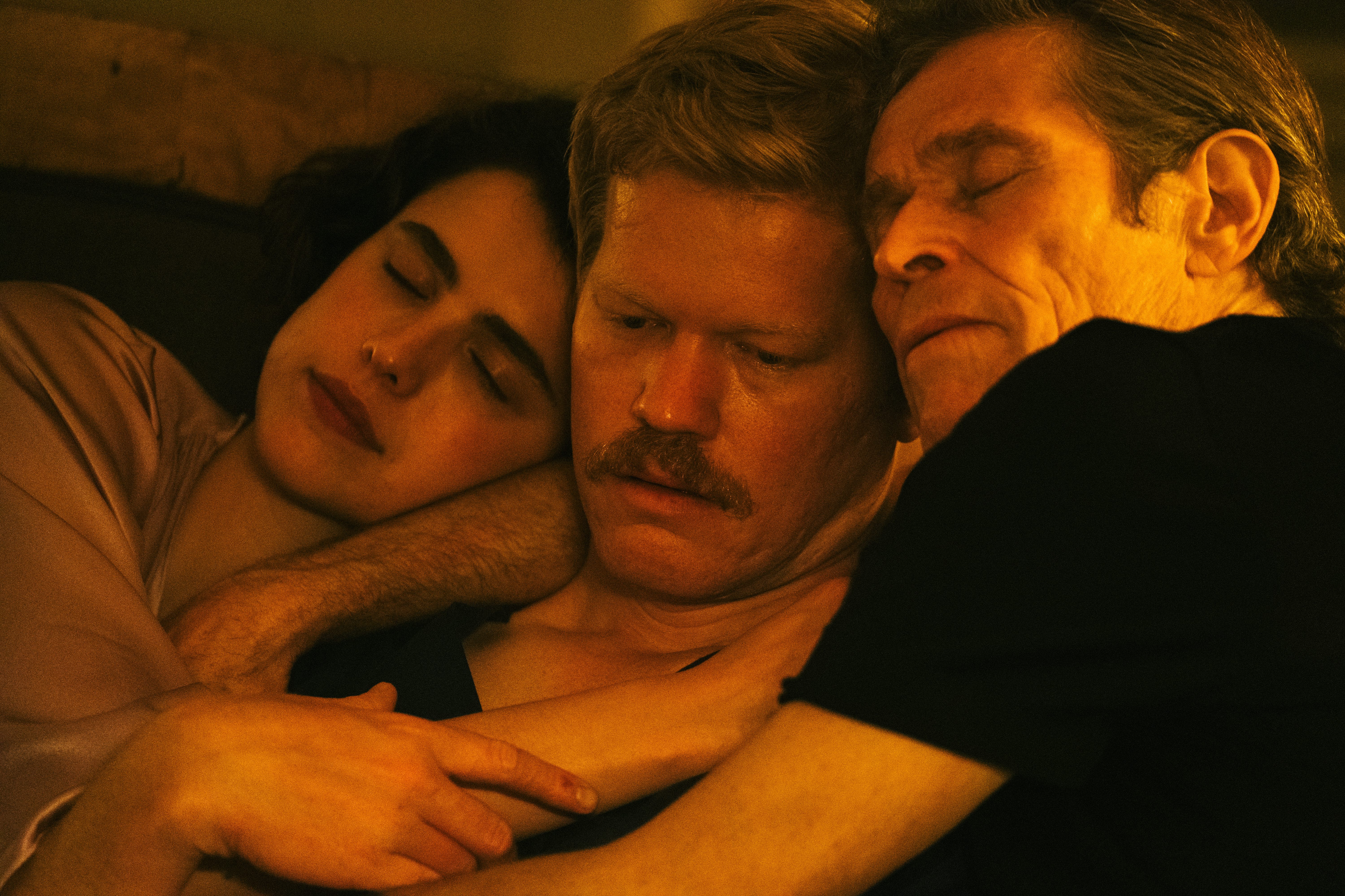 Sjefen Raymond (Willem Dafoe) og hans kjæreste (Margaret Qualley) detaljstyrer livet til Robert (Jesse Plemons). 