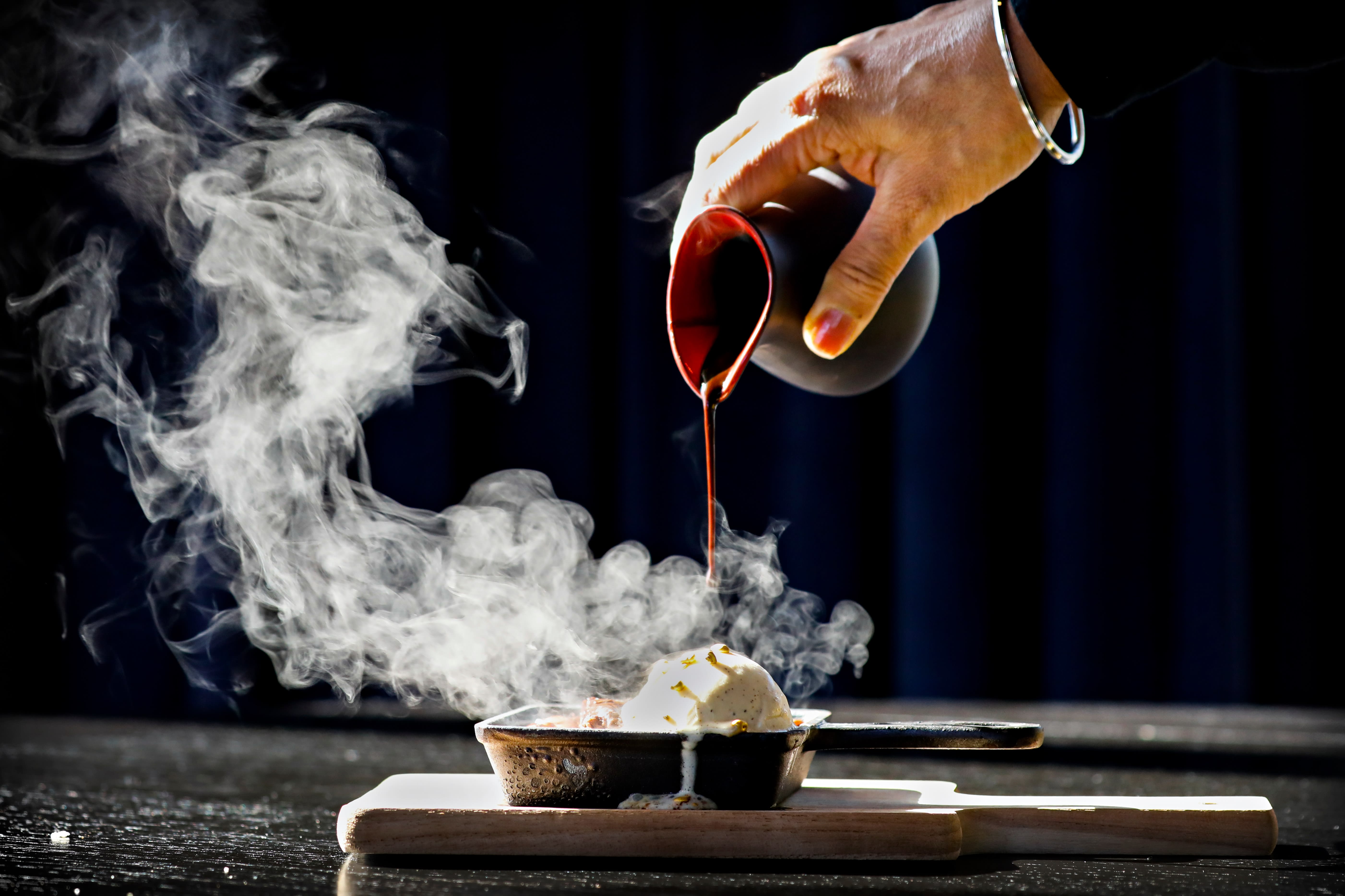 Brownie på glohet jernpanne med iskrem og sjokoladesaus er en lekkerbisken.