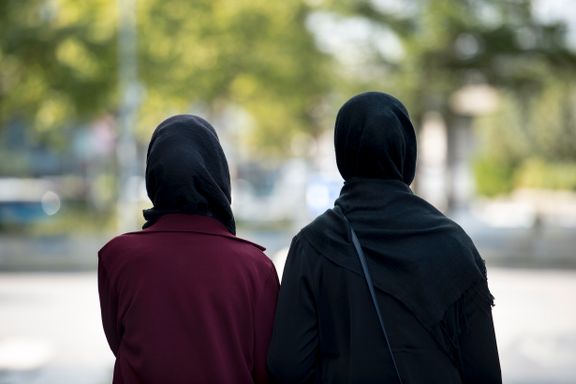 Det bør være forbudt med hijab i skolen når man er under 15 år