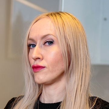 Nataliia Skoghøy ble anklaget for å ha forgiftet ektemannen. Nå varsler hun søksmål.