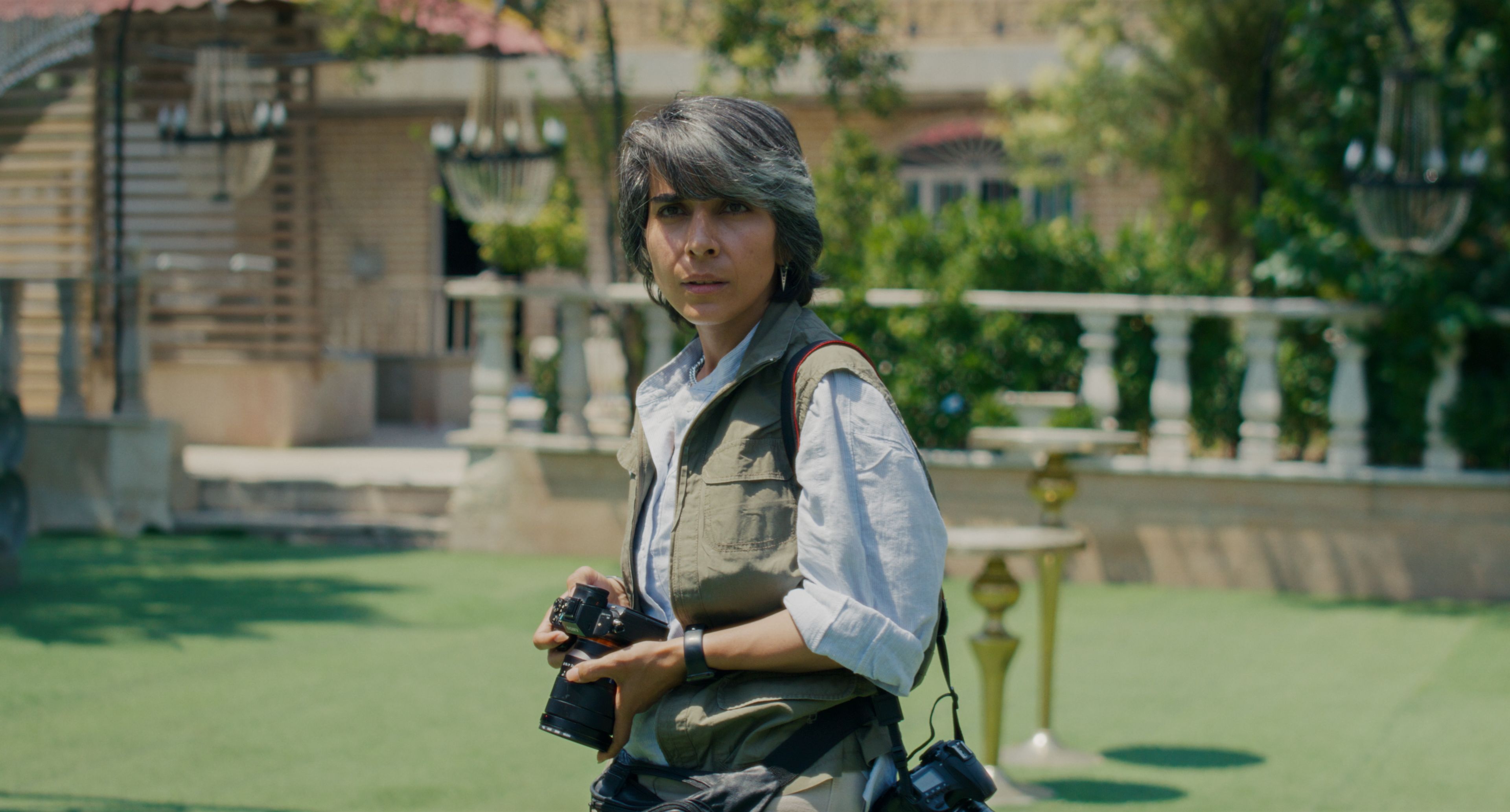 Eksfangen Shiva (Mariam Afshari) jobber nå som bryllupsfotograf. 