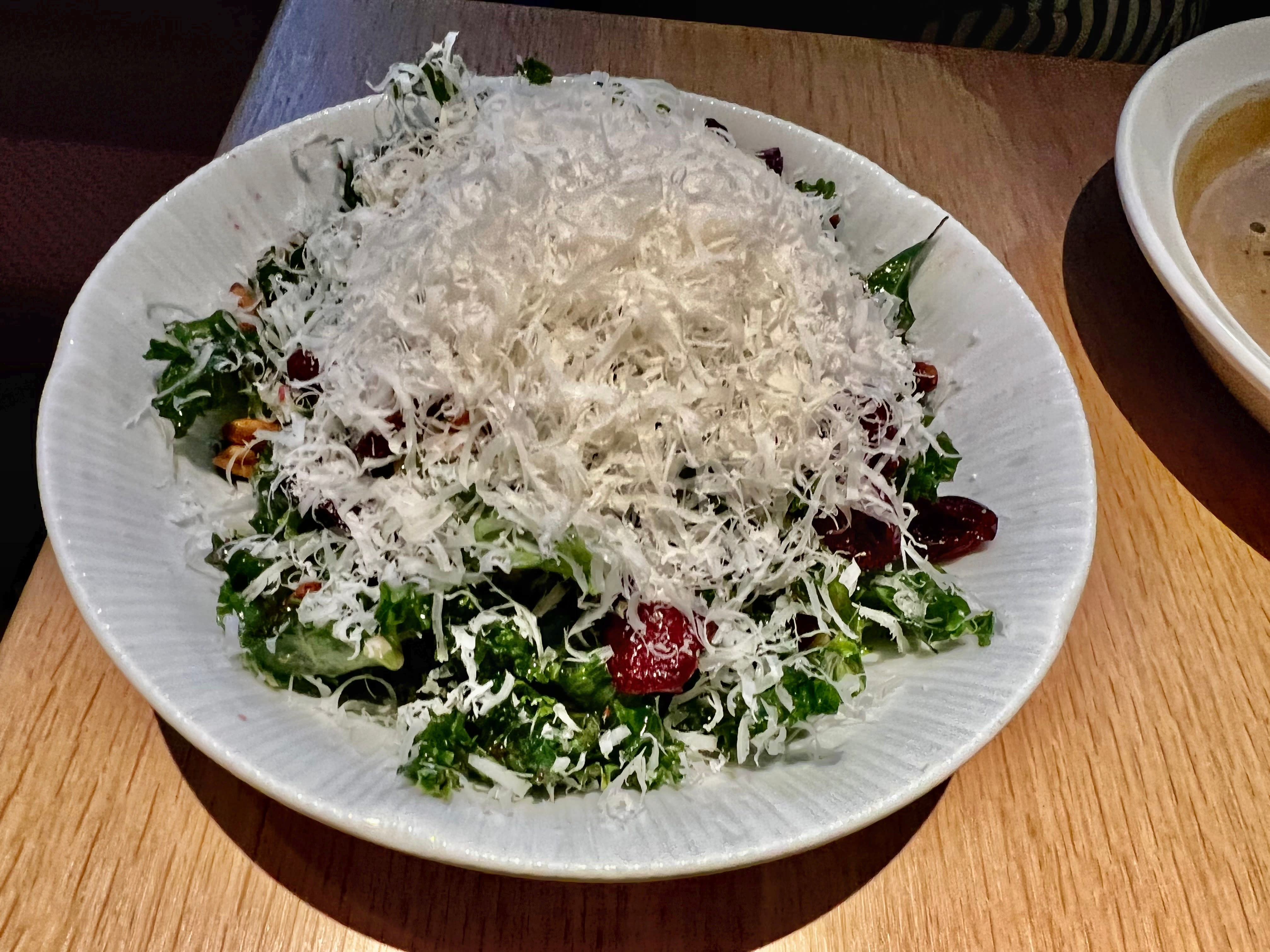 Gode siderett med grønnkål, parmesan og pinjekjerner. 