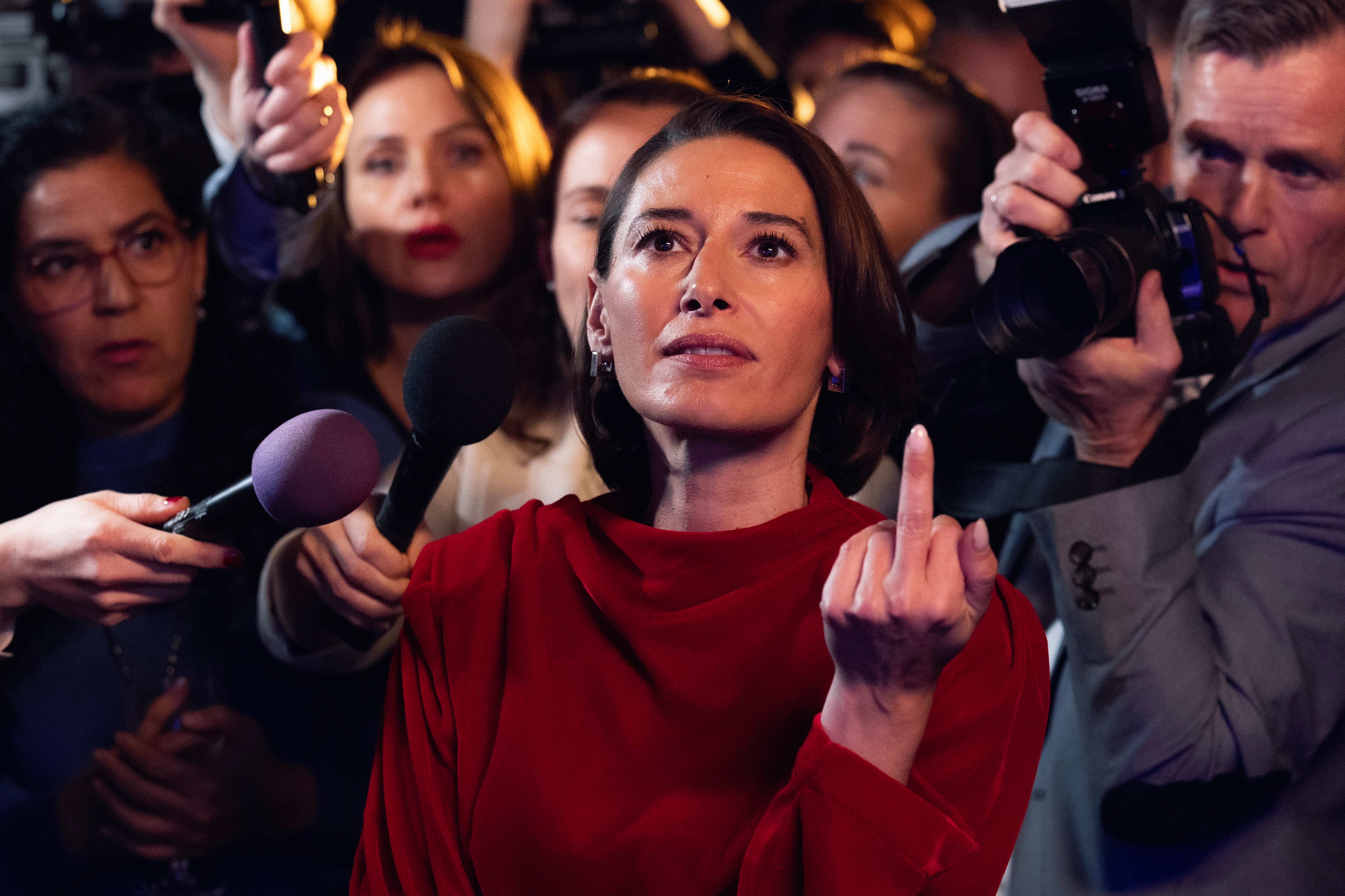 Den skandaleombruste spinndoktoren Karianne Moen (Pia Tjelta) er hyret inn i all hemmelighet for å tåkelegge skandalen.