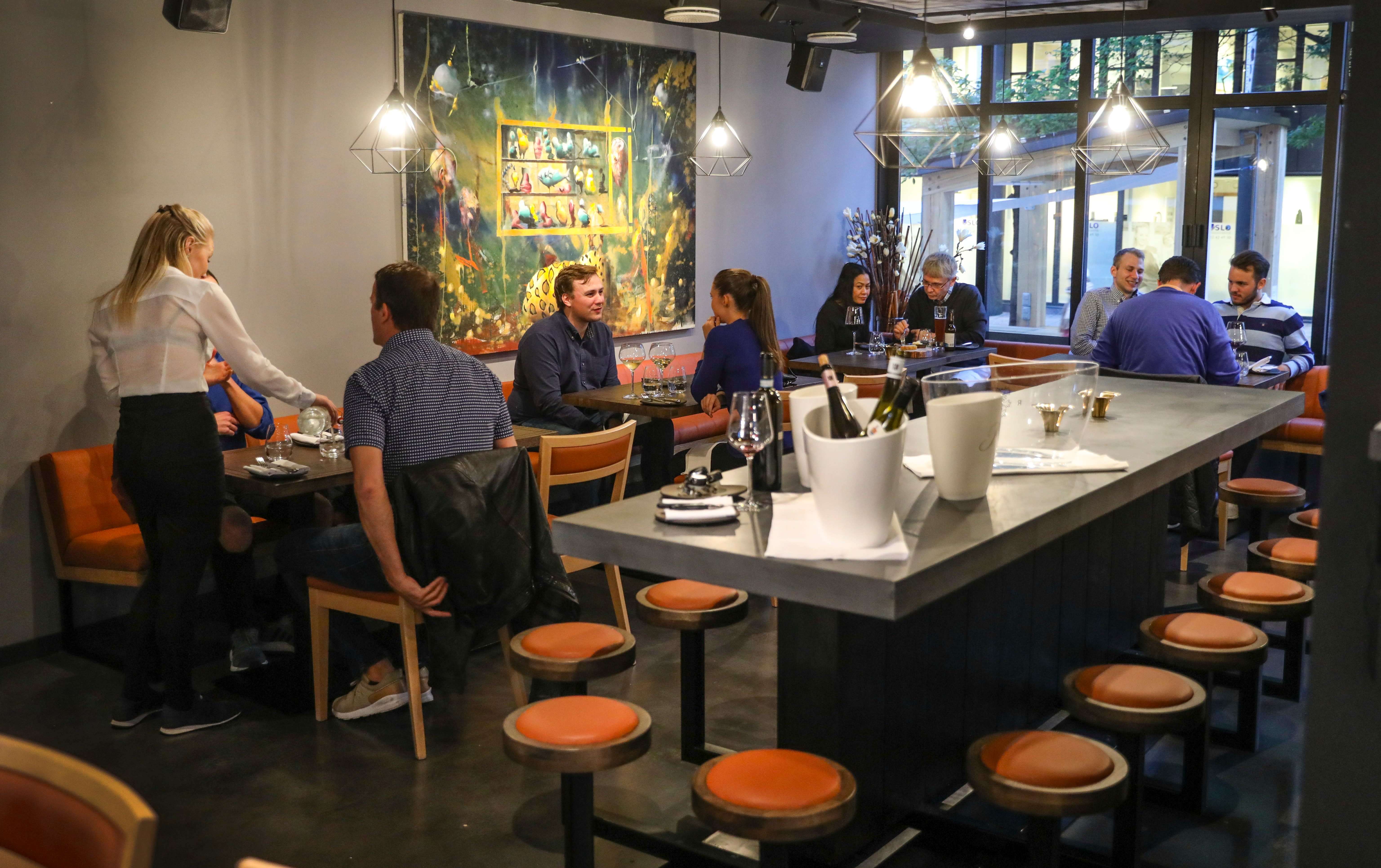 Fin beliggenhet og uformelt restaurantlokale. 