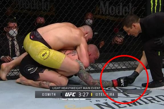 Sterke reaksjoner etter UFC-kamp. Her gir han dommeren tannen sin.