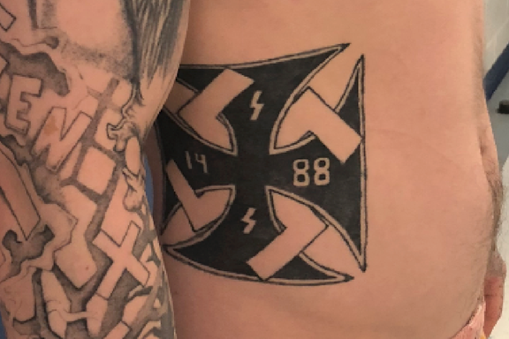 De smeltet tatoveringer bort med gassbrenner og kniv. Nazi-bander drives fra USAs fengsler.