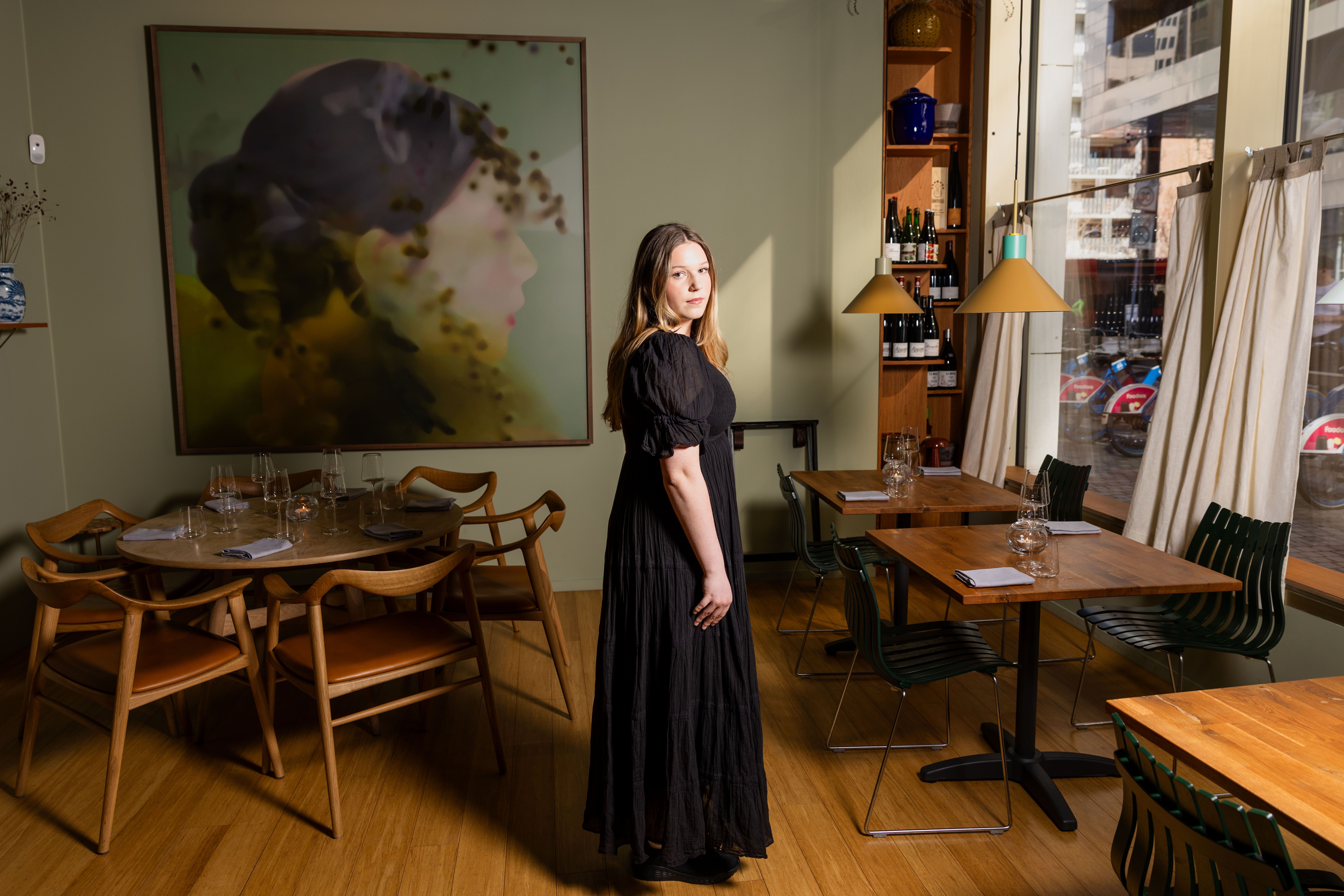 Mina Andrea Winge, servitør på Tabuno. Her i hverdagskjolen.