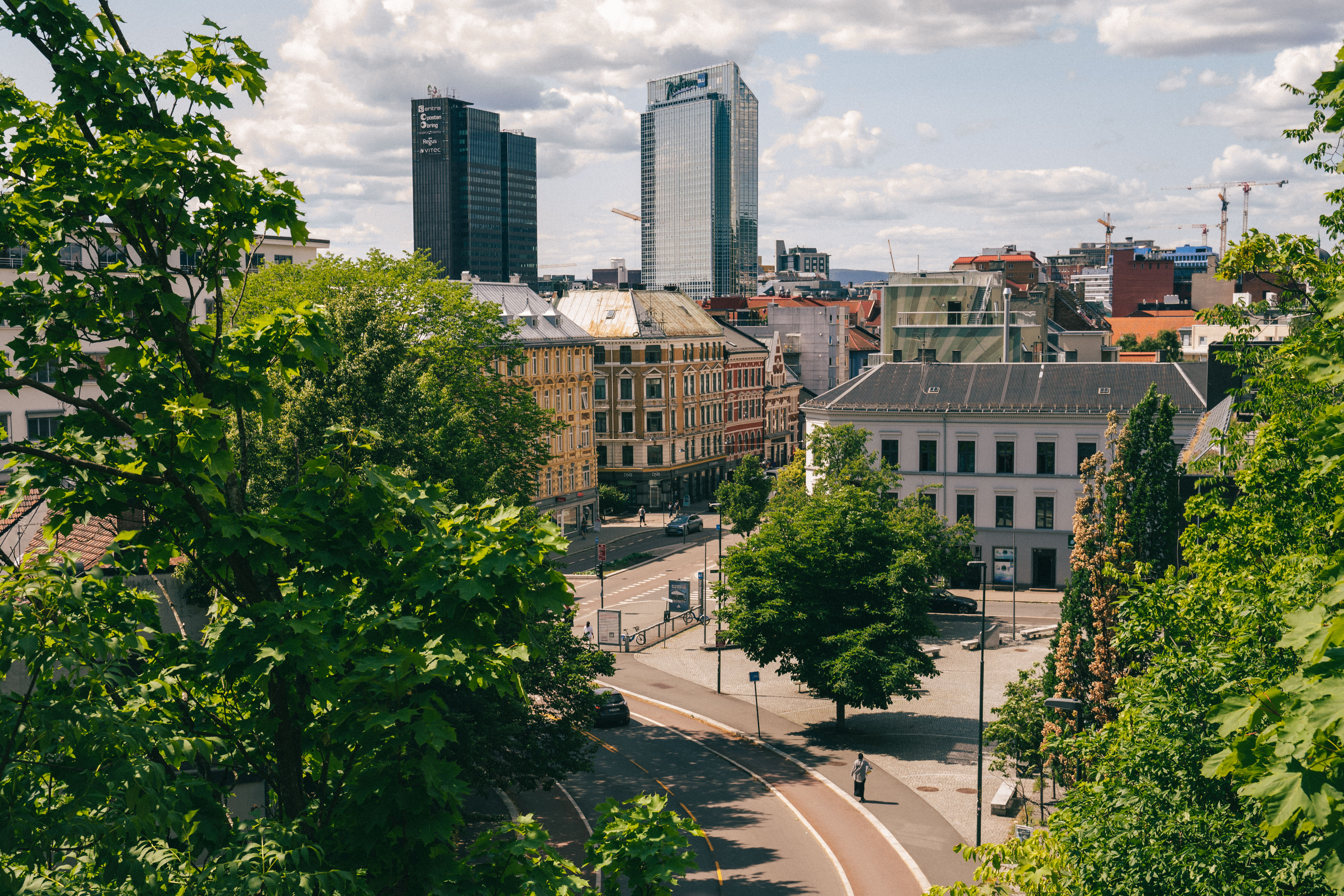 Gå i en gate du aldri har gått før i sommer. 