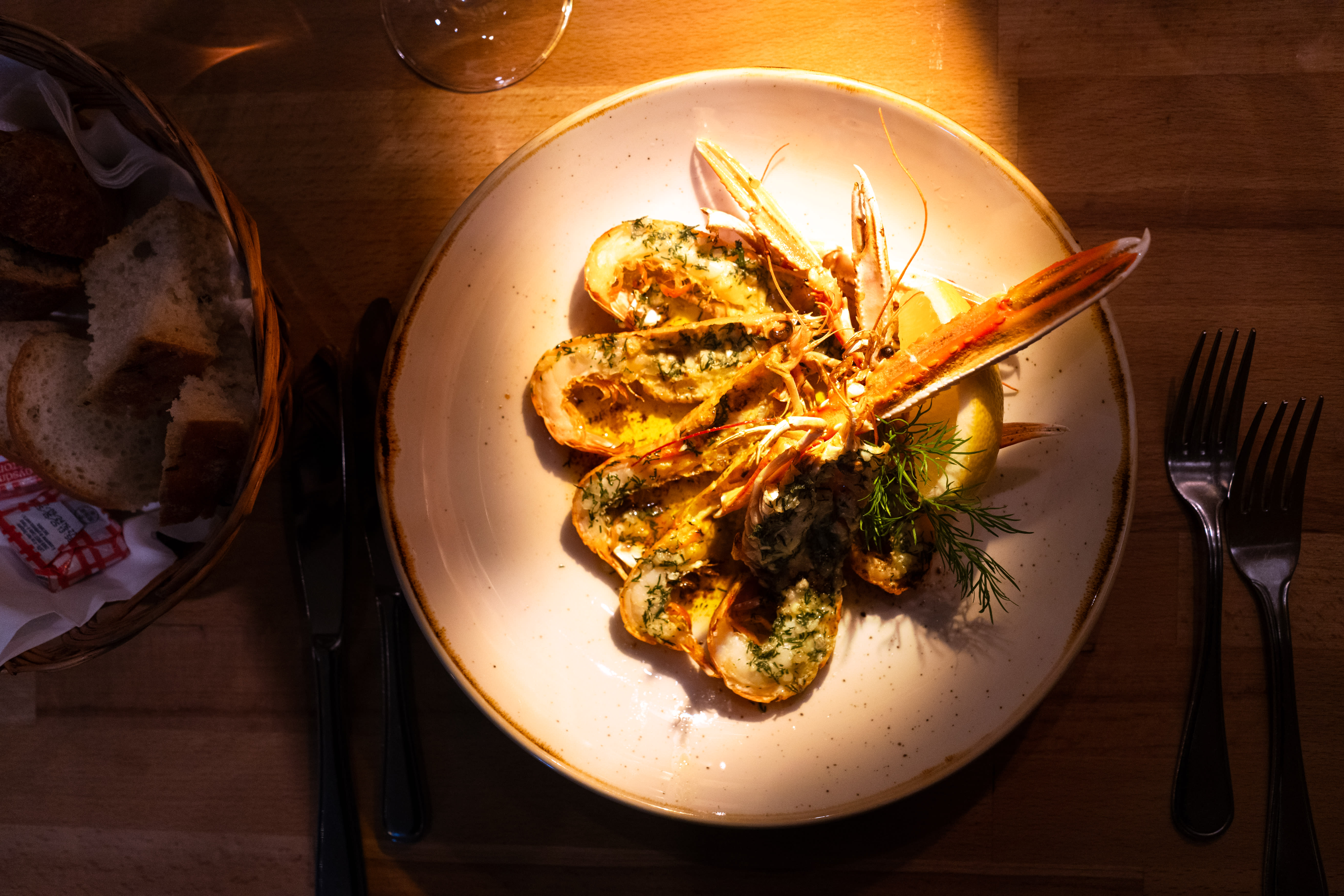 Sjøkrepsen er på sitt beste for tiden. Denne varianten er en god måte å feire det på.