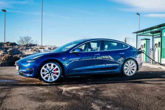 Kjøpe, leie eller abonnere på den nye bilen? Så mye koster en Tesla Model 3 deg i året.