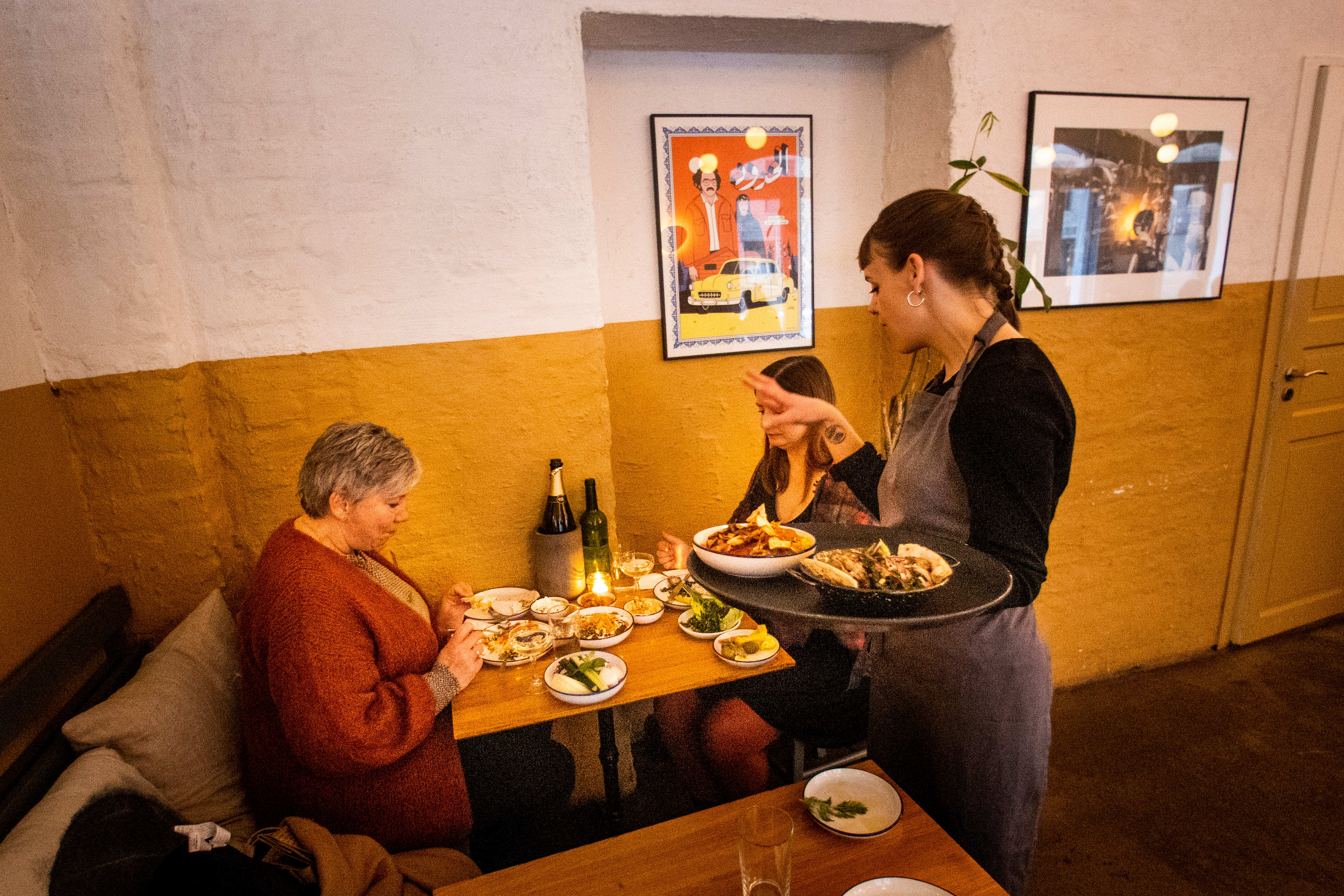De små bordene blir fort overfylte. 