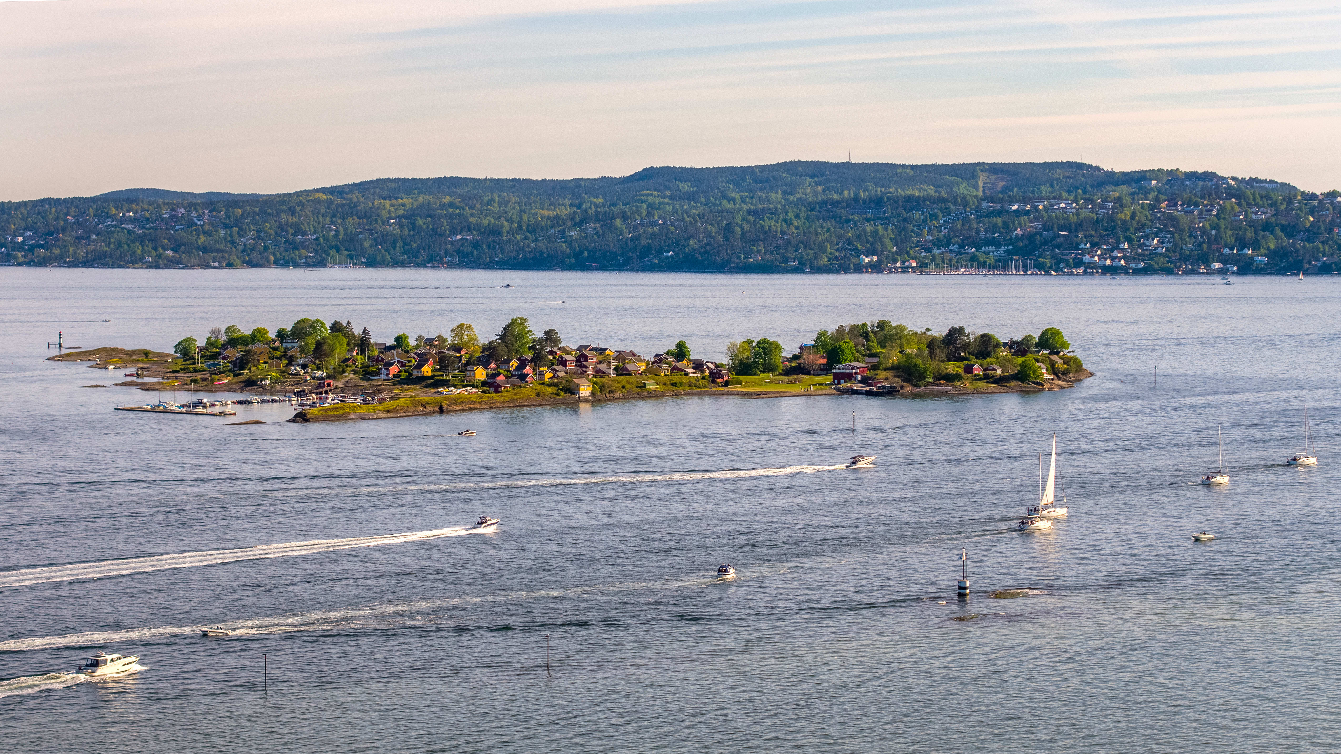 Yrende båtliv. Nakkholmen midt i bildet, Nesodden i bakgrunnen. 