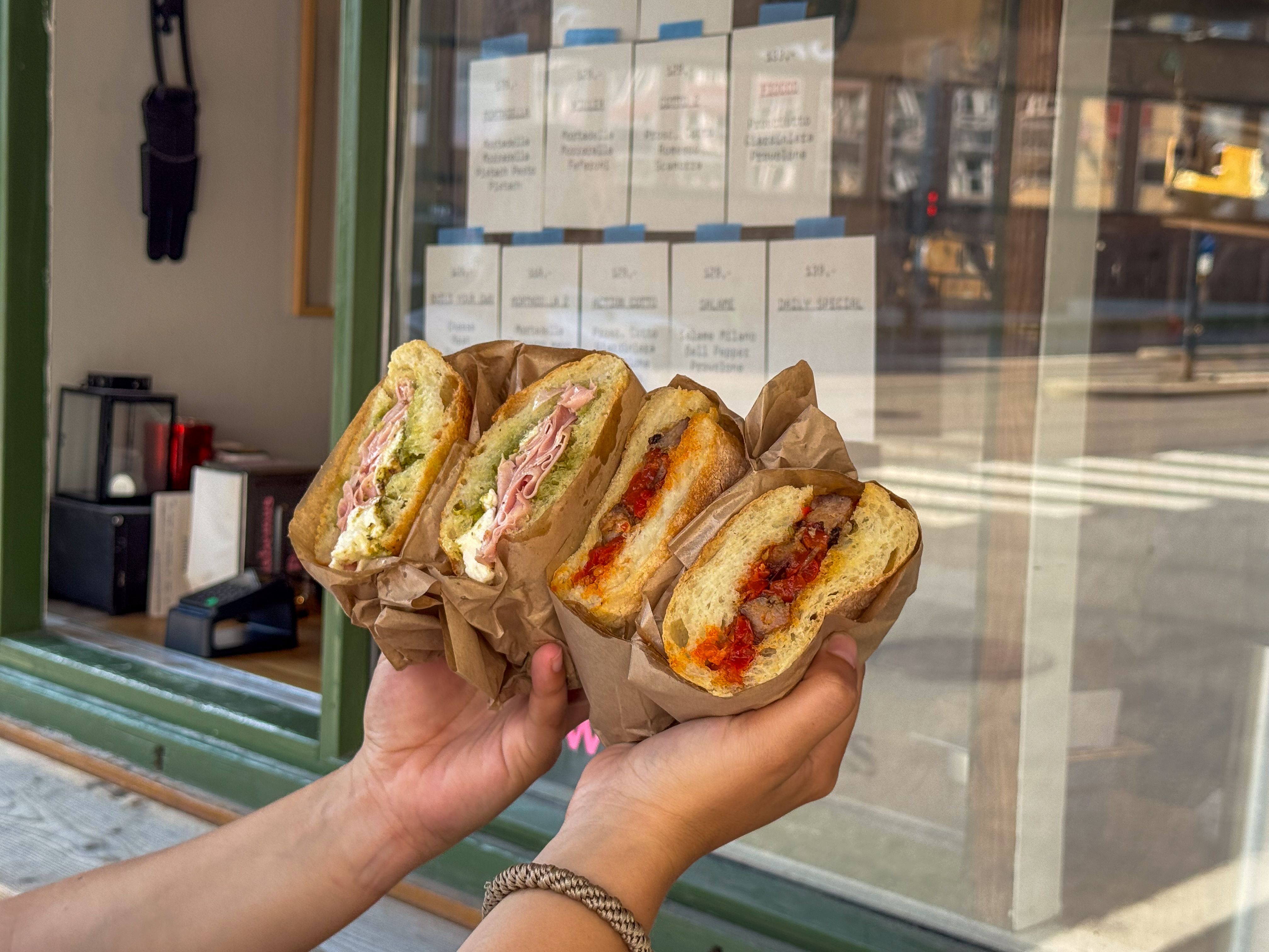 Panini med salsiccia og med mozzarella.