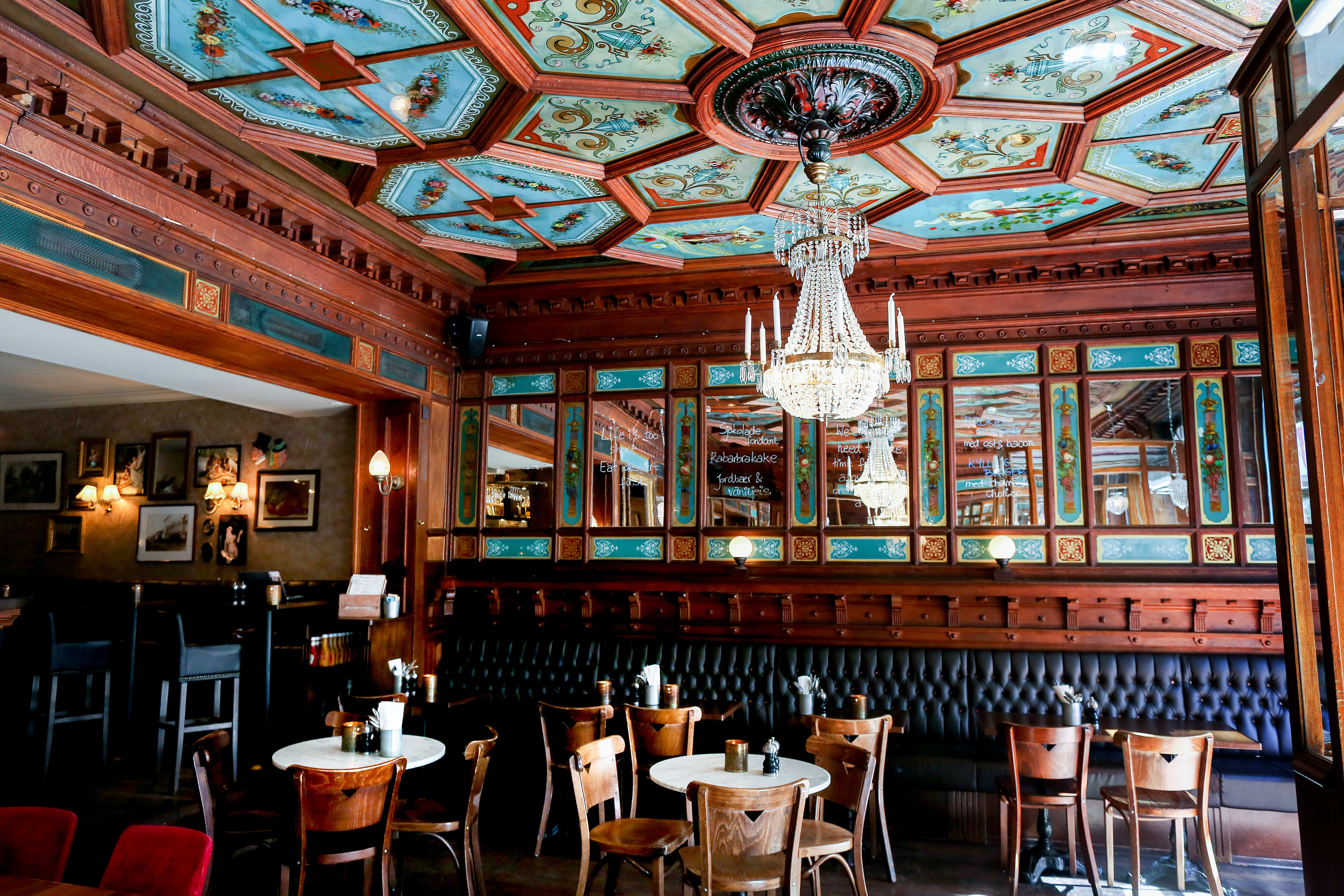 Ikke helt representerende. Her er det mørk og stappet med folk.