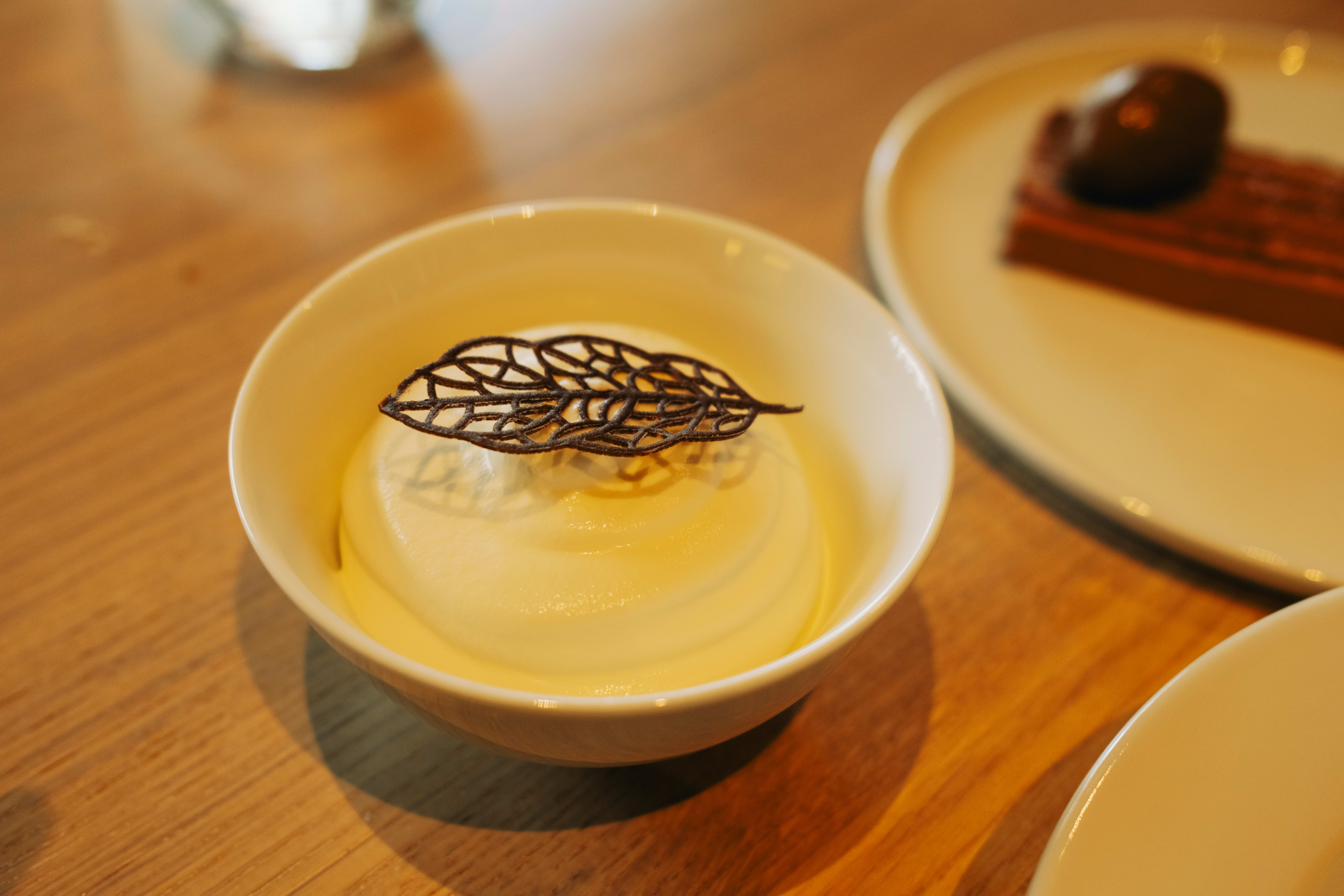 Bakte eplebiter, brent pekan og krem.