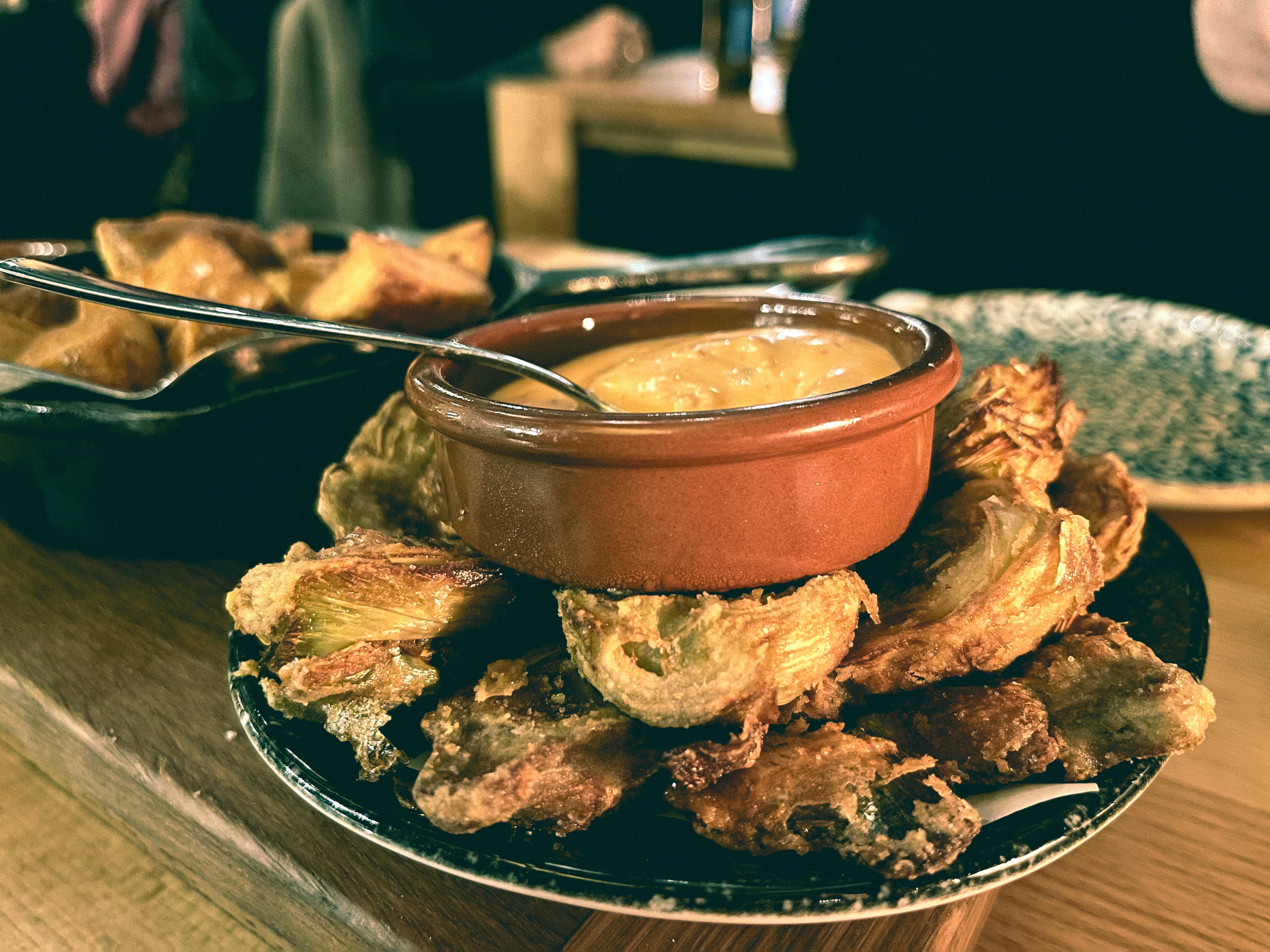 De friterte artisjokkhjertene er en sprø og digg start på måltidet.