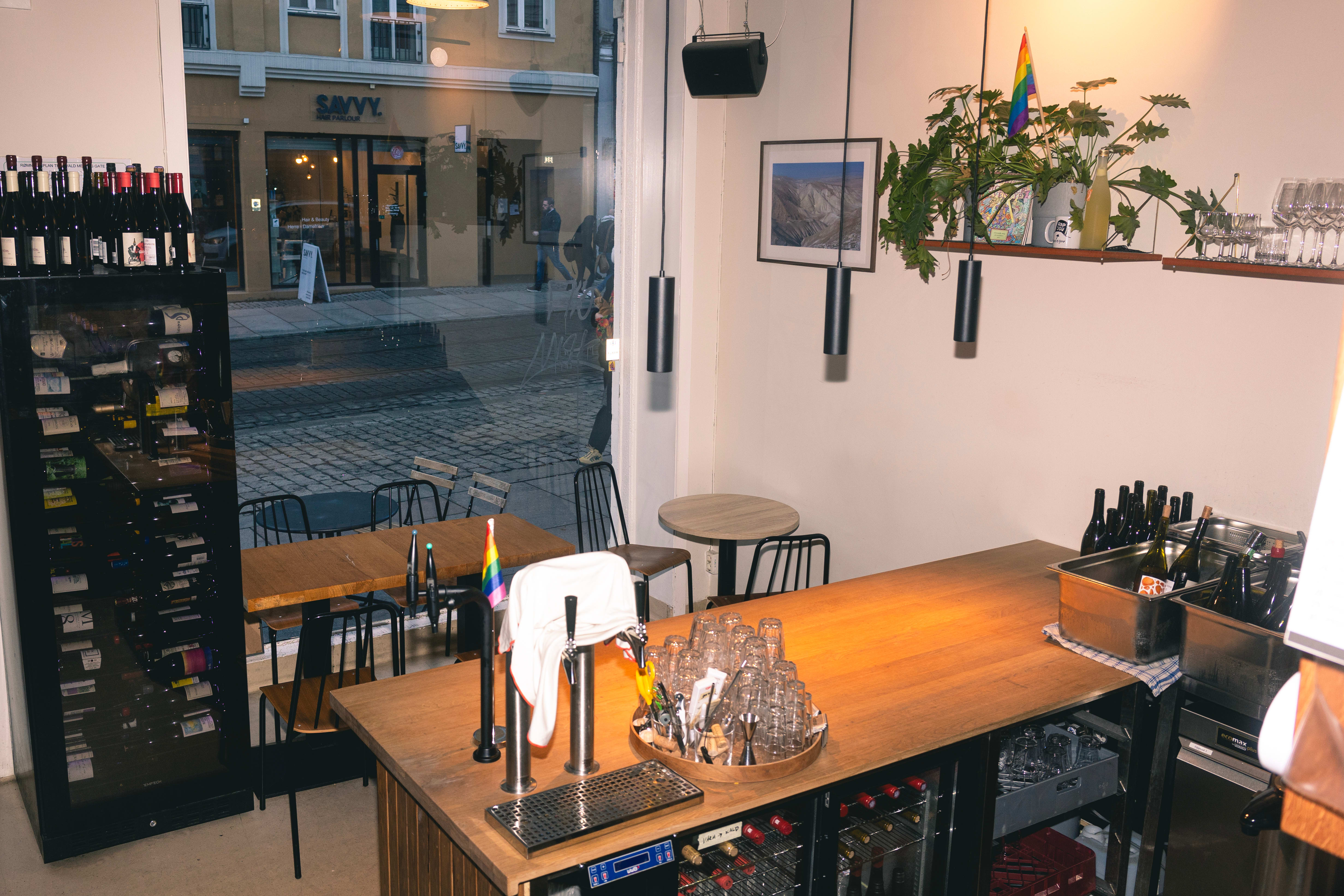 Her kan du sitte i baren eller ved et bord.