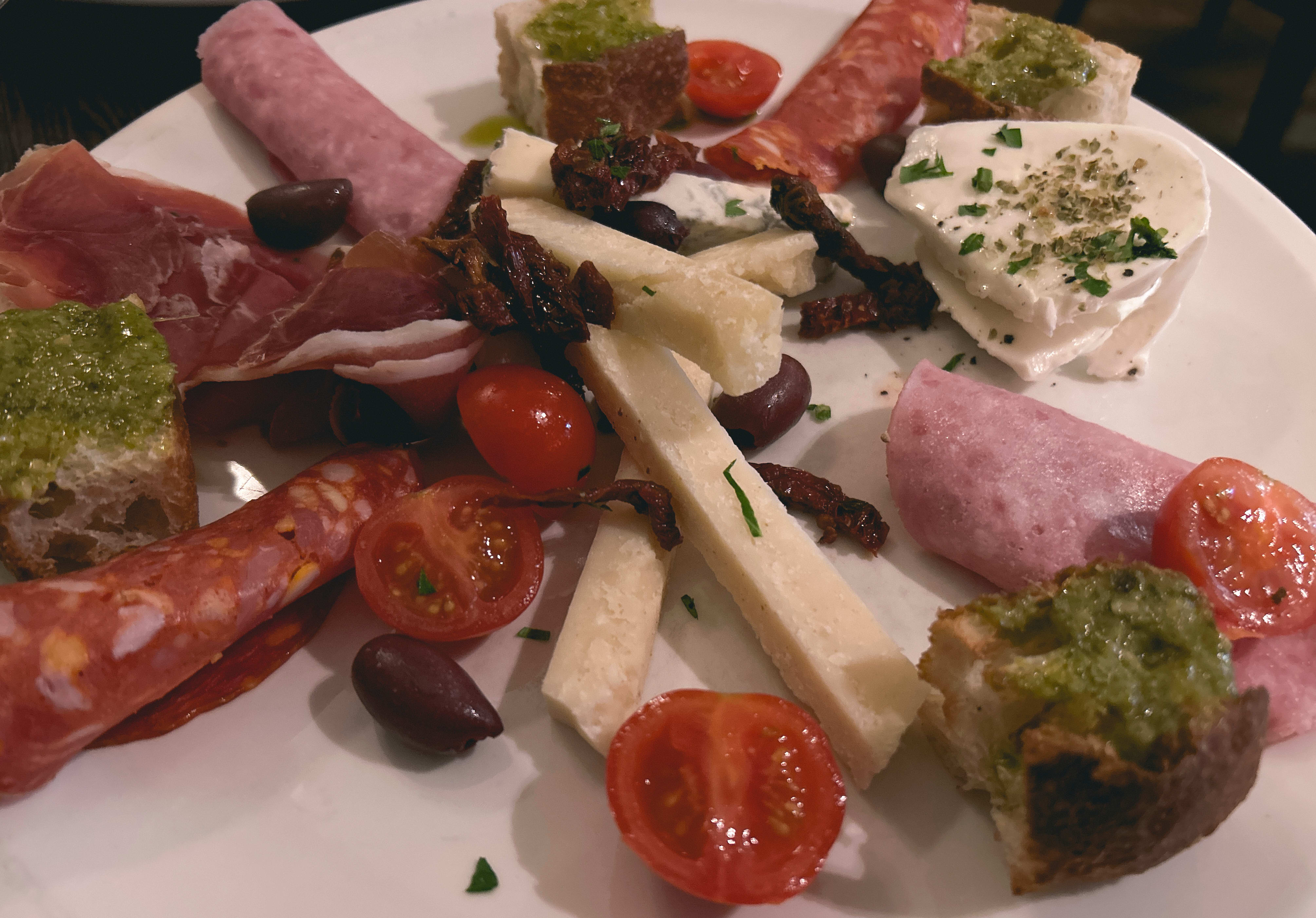 Oster og spekemat fra nærmeste dagligvarebutikk? Dette var ikke en bra start på måltidet.